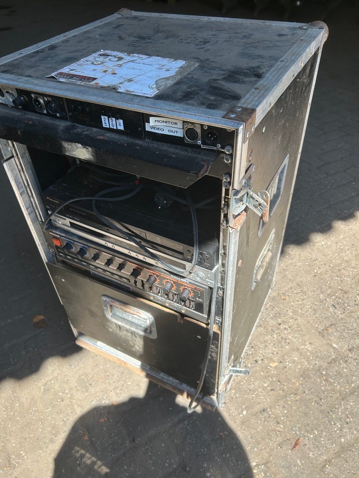 Flightcase incl inhoud waaronder pioneer versterker., Ophalen, Zo goed als nieuw, Overige instrumenten, Flightcase
