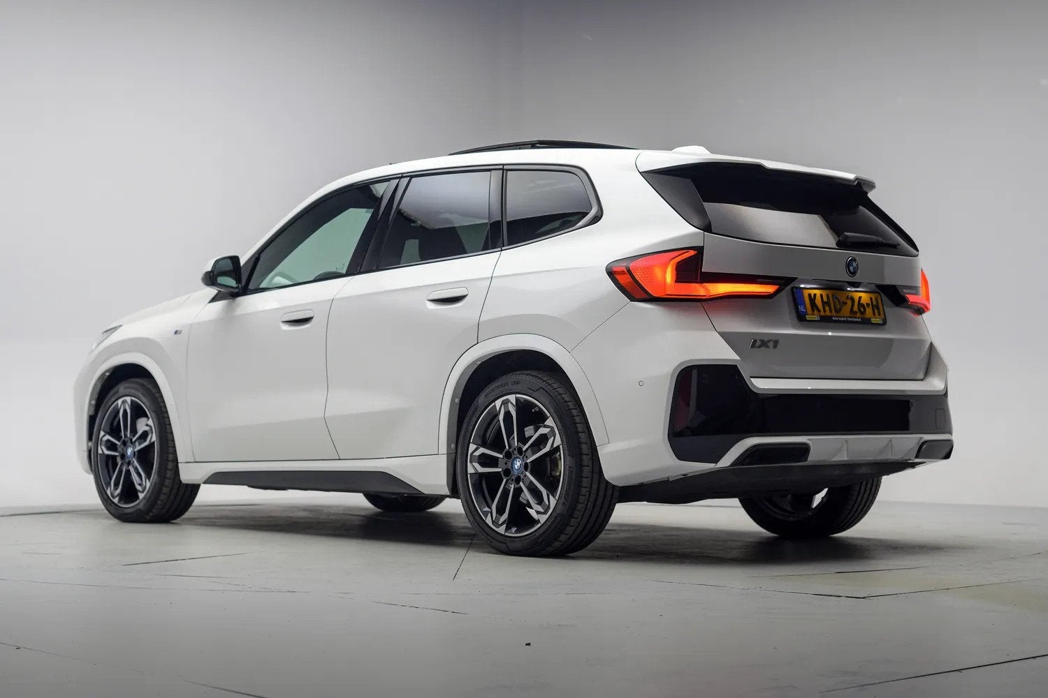 BMW iX1 xDrive30 M Sport [ Panorama Stuur-&Stoelverwarming C, Auto's, Automaat, 0 cilinders, Gebruikt, Wit