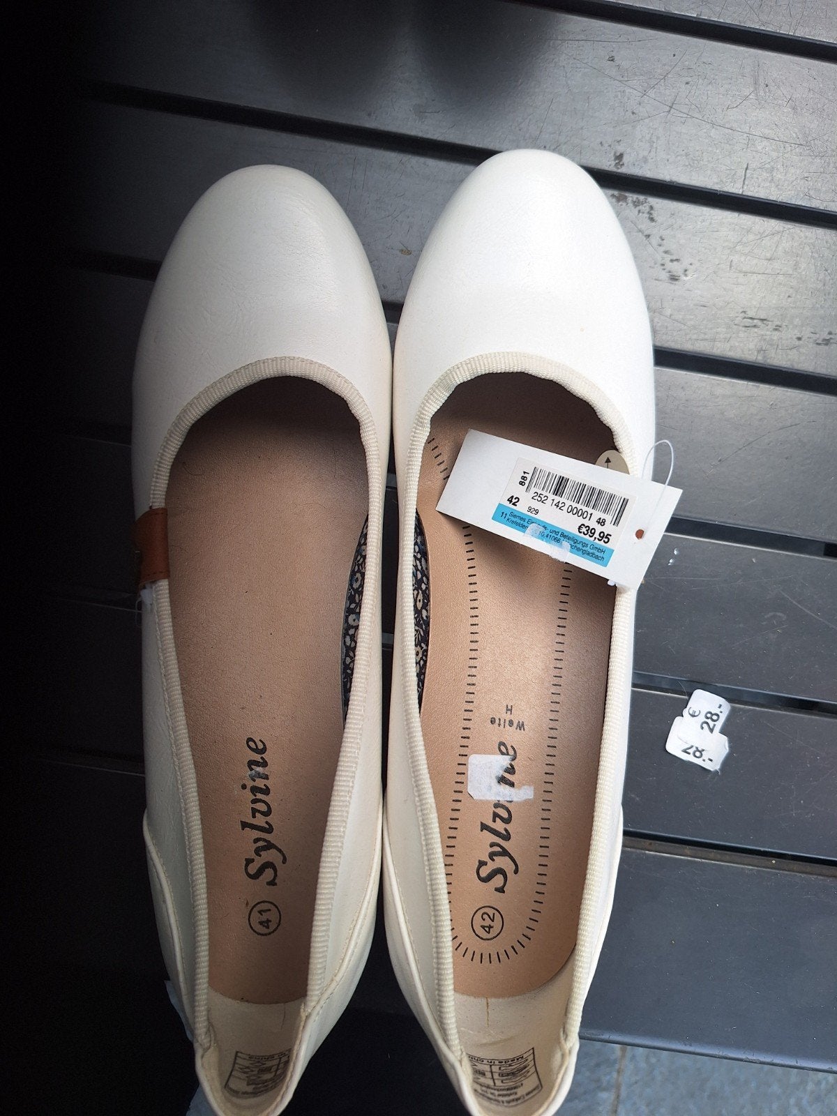 Witte schoenen..pumps..maat 41 links.mast 42 recht.Nieuw, Ophalen, Nieuw, Wit