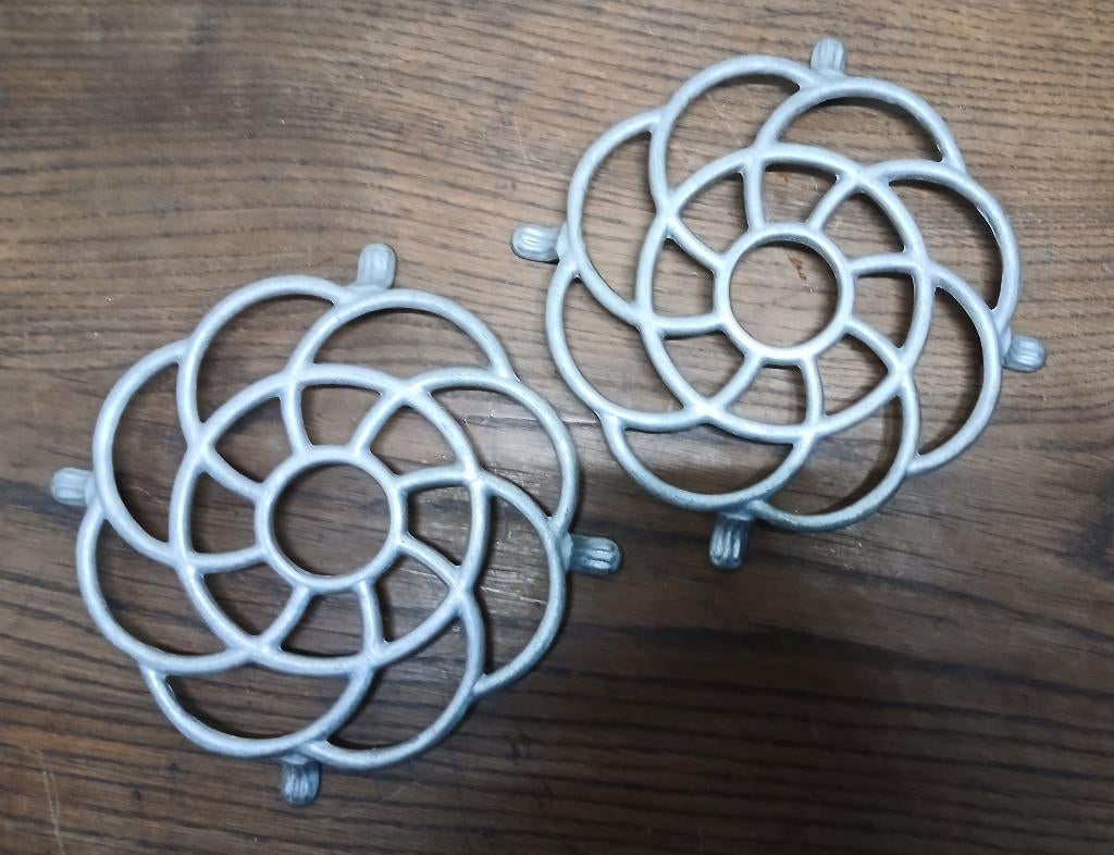 Set van 2 vintage (pannen) onderzetters van aluminium, Ophalen of Verzenden, Gebruikt, Pot of Pan