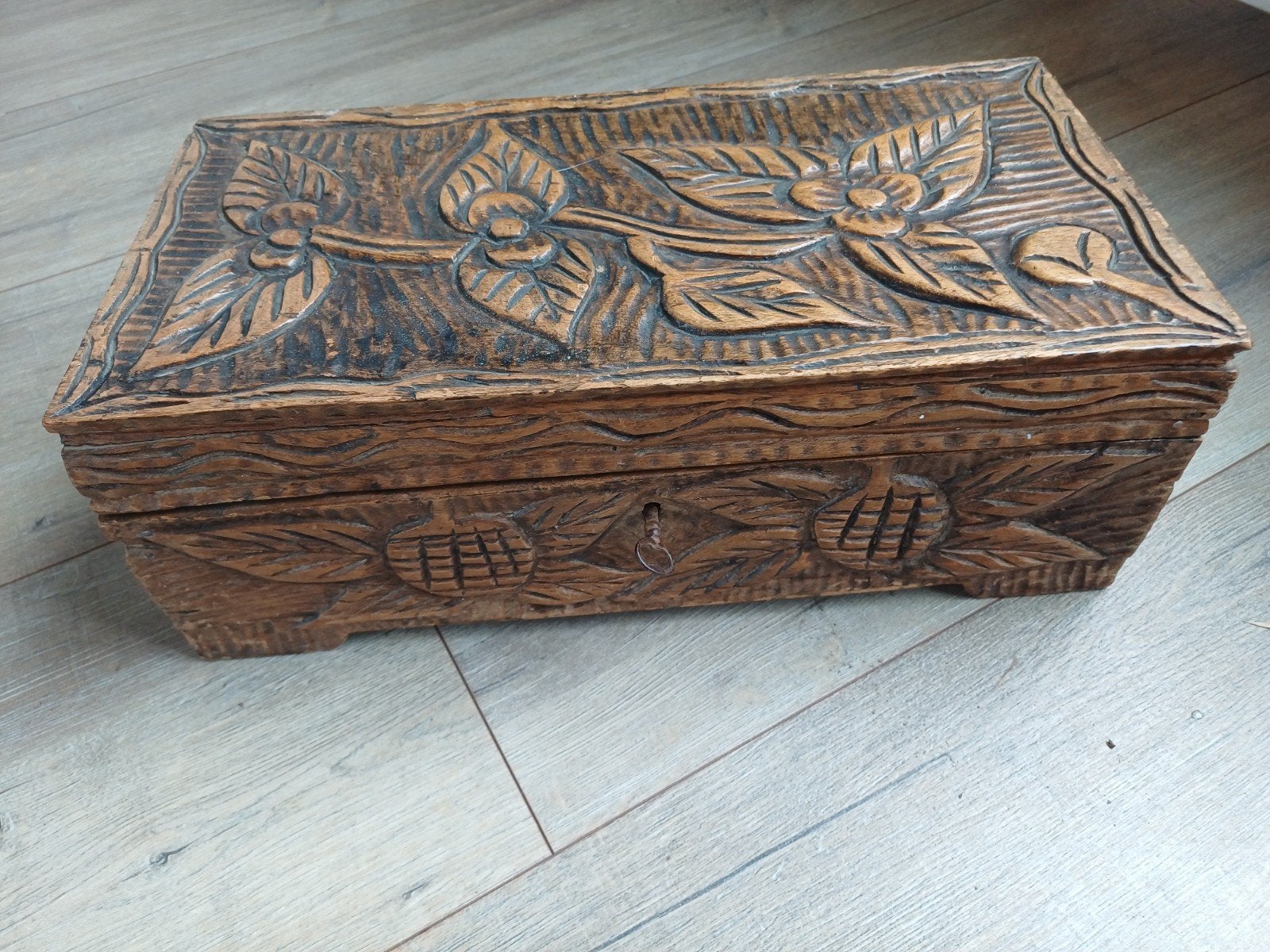 Houtsnijwerk sieradendoos met originele sleutel, Ophalen of Verzenden, Hout, Houtsnijwerk, Flora