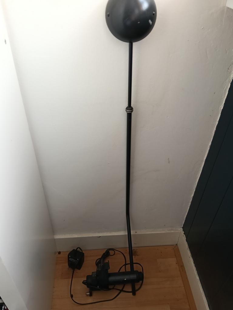 Zwarte vloerlamp met ronde kap, Huis en Inrichting, Ophalen, Zo goed als nieuw, Metaal, Voor Auping bed