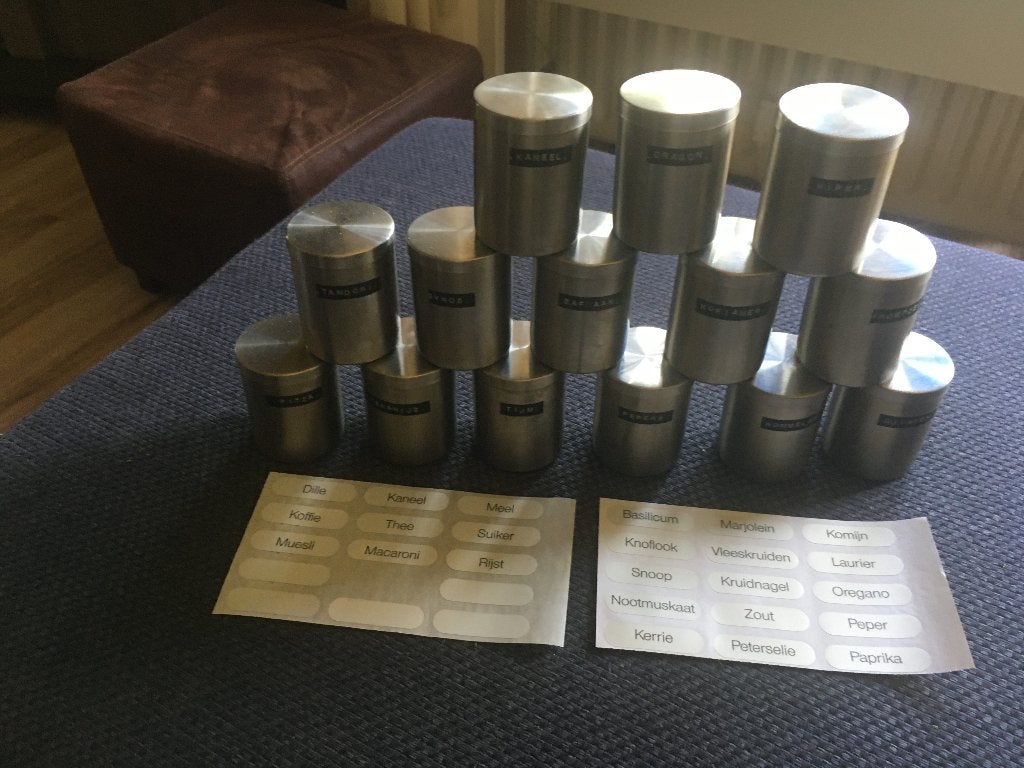 14 metalen kruidenpotjes en 2 vellen tekst, Zilver, Ophalen of Verzenden, Zo goed als nieuw, Voorraadpot