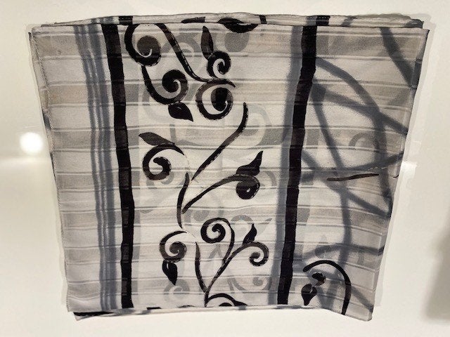 Grijze foulard met zwarte print, Ophalen of Verzenden, Gedragen, Sjaal