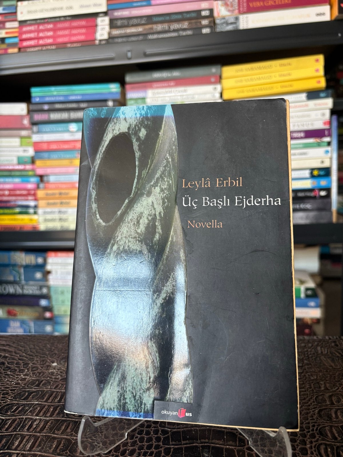 Leylâ Erbil - Üç Başlı Ejderha (Novella), Ophalen of Verzenden, Gelezen, Wereld overig
