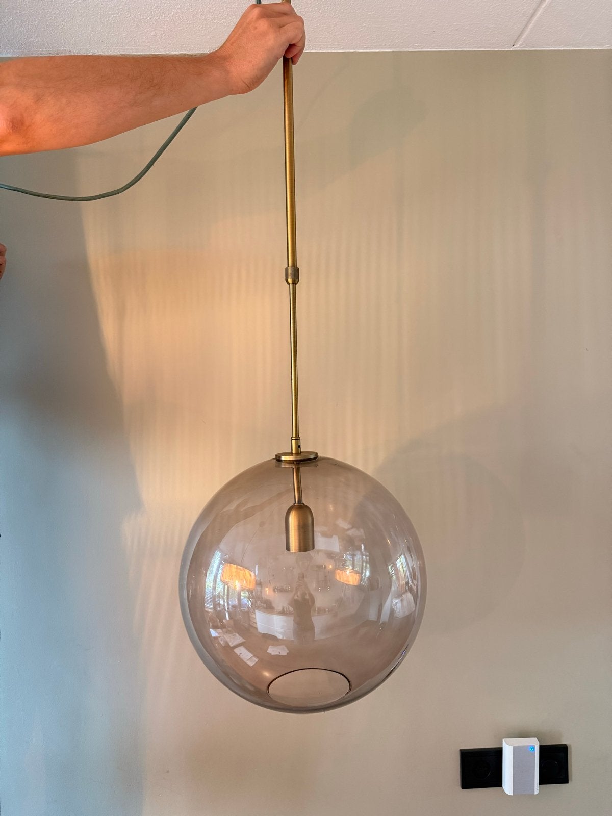 Moderne glazen hanglamp met messing accenten, Ophalen, Gebruikt, Glas, E27 (groot)