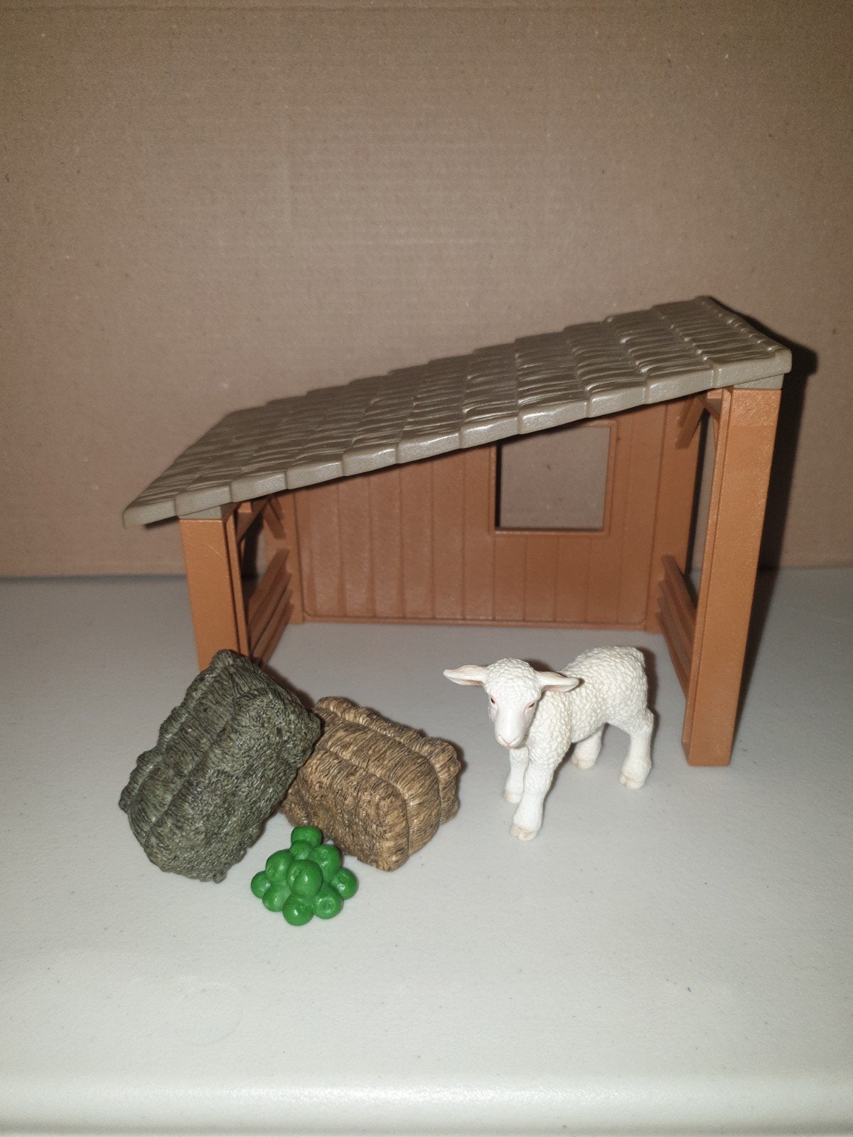 schaapje van schleich met stalletje en hooi/ appels, Poppenhuis, Ophalen of Verzenden, Zo goed als nieuw, .