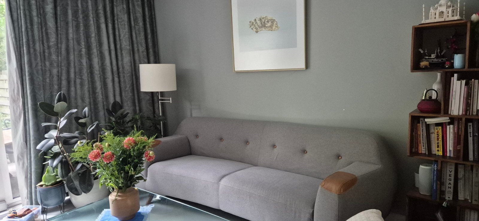 Stijlvolle grijze tweepersoonsbank met lederen accenten, Ophalen, Modern, Scandinavisch, Tweepersoons, 75 tot 100 cm