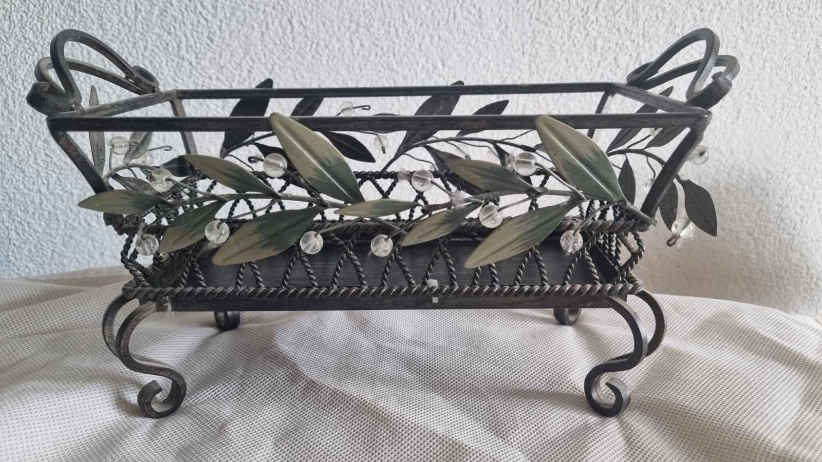 Decoratieve metalen mand met bladeren en kralen, Gebruikt, Mand, Ophalen of Verzenden, Handgemaakt