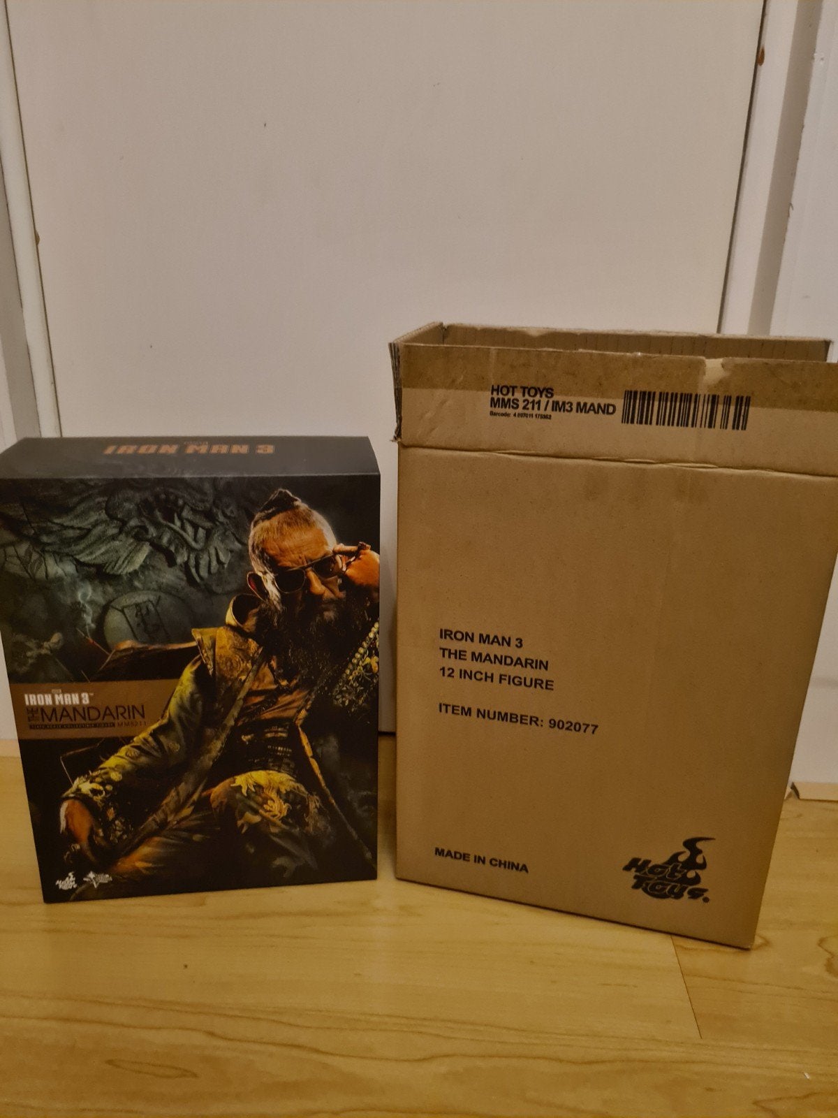 Hot Toys The Mandarin - Iron Man 3 MMS211, Ophalen of Verzenden, Superheld, Zo goed als nieuw, Beeldje of Figuurtje