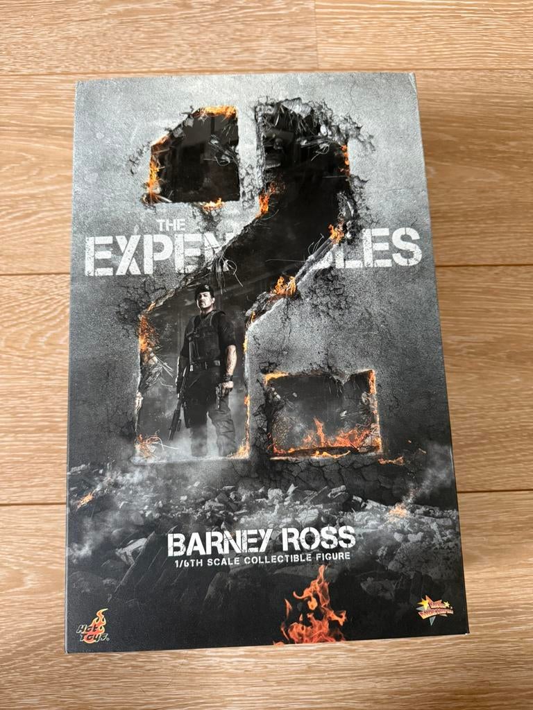 Hot toys Barney Ross 1:6 Expandables 2 Sylvester Stallone, Verzamelen, Ophalen of Verzenden, Zo goed als nieuw, Film, Beeldje, Replica of Model