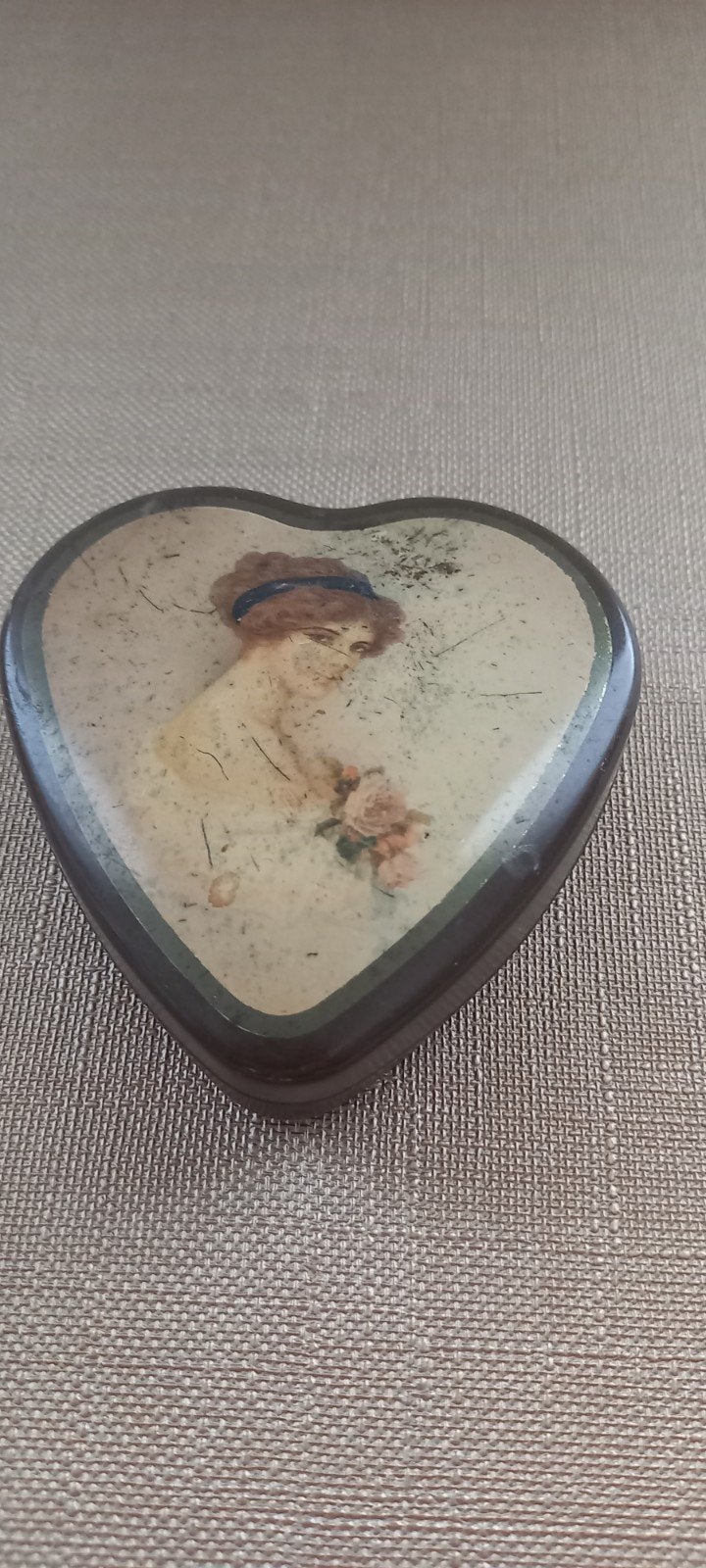 vintage hartvormige metalen blikken doosje met een romantisc, Verzamelen, Ophalen of Verzenden, Gebruikt, Overige