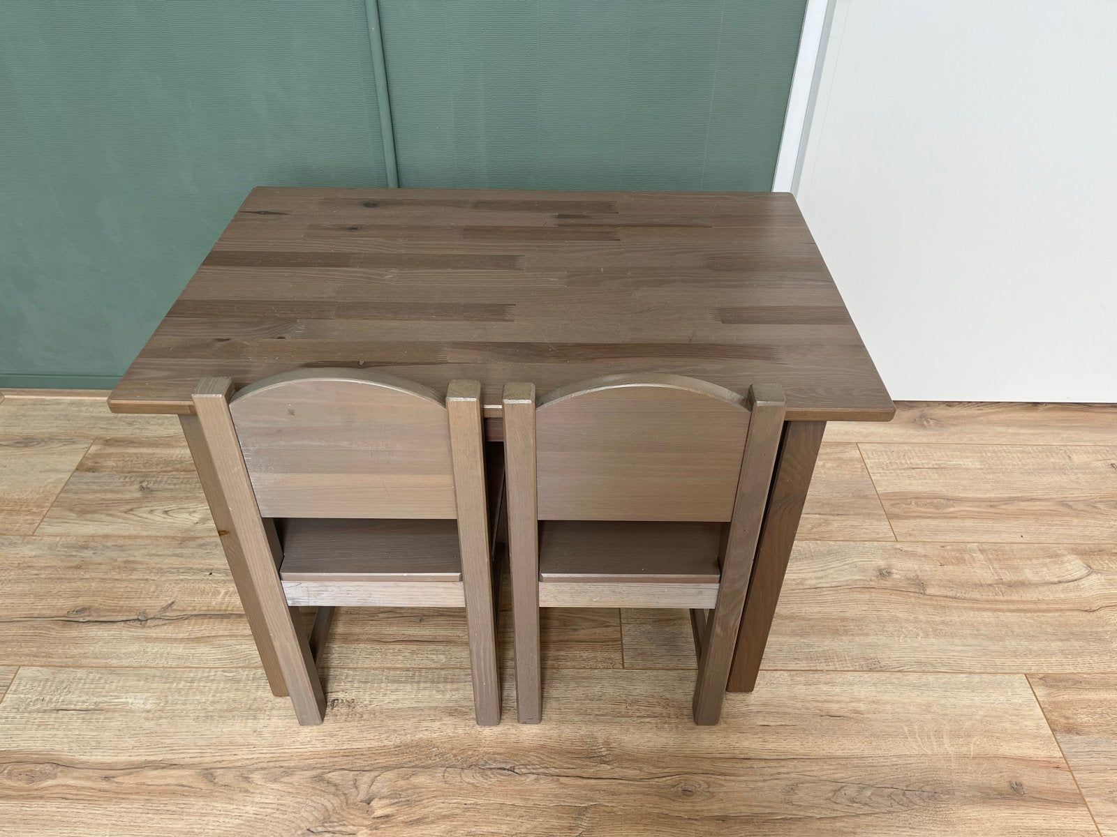 Houten kinder speeltafel met 2 stoeltjes, Kinderen en Baby's, Kinderkamer | Tafels en Stoelen, Ophalen, Gebruikt, Tafel(s) en Stoel(en)
