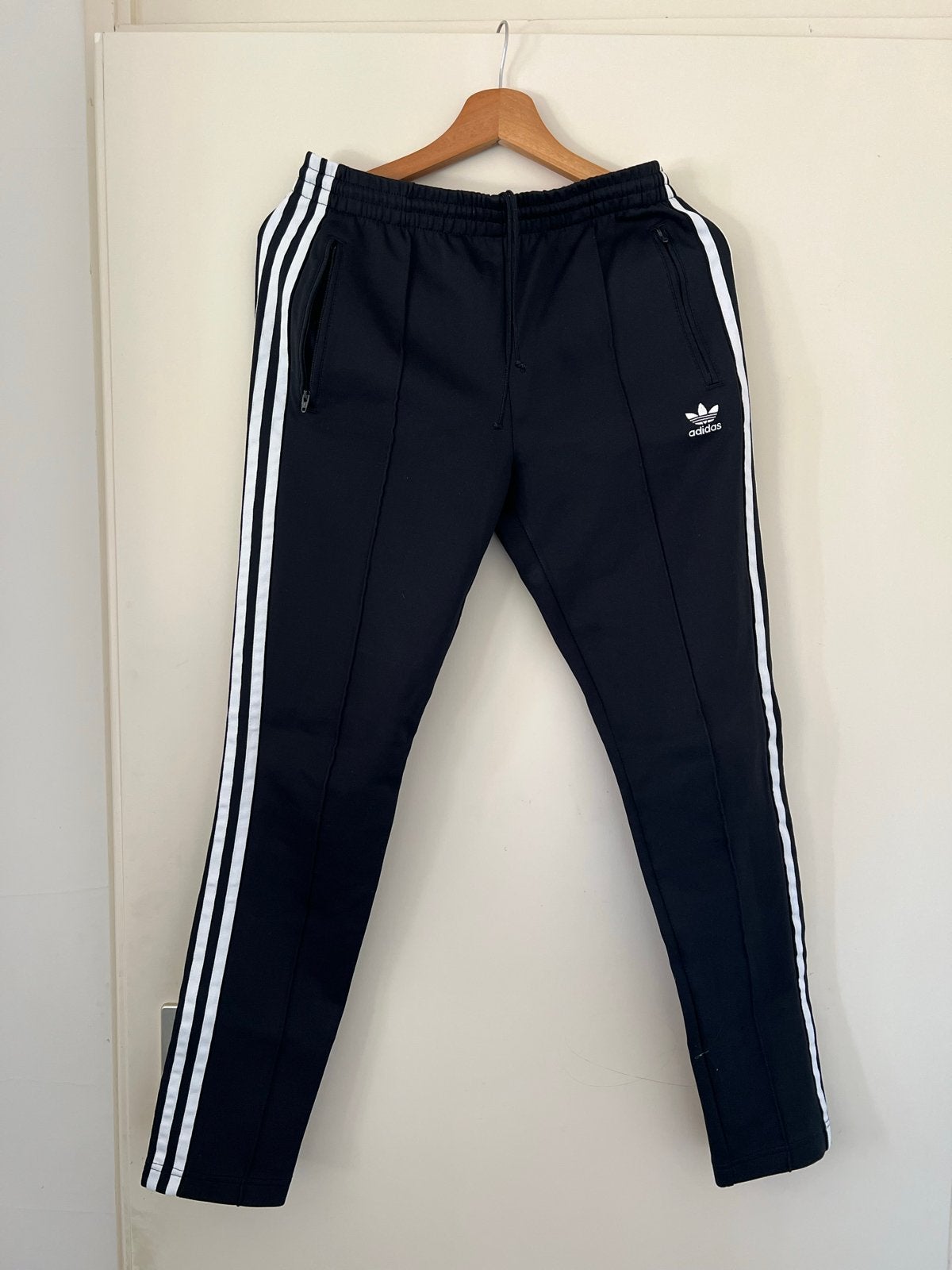 Adidas trainingsbroek zwart met witte strepen, Zwart, Ophalen of Verzenden, Zo goed als nieuw, Maat 36 (S)