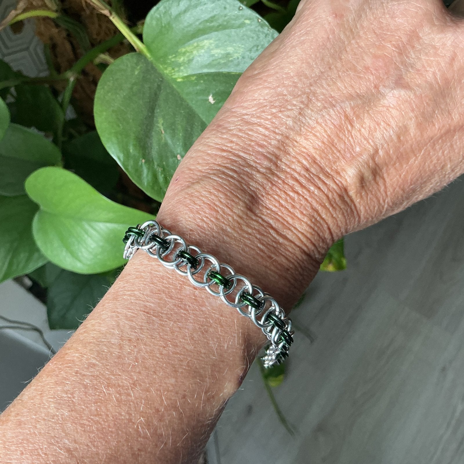 Handgemaakte Chainmail Armband - Groen & Zilver, Verzenden, Nieuw, Groen, Overige materialen