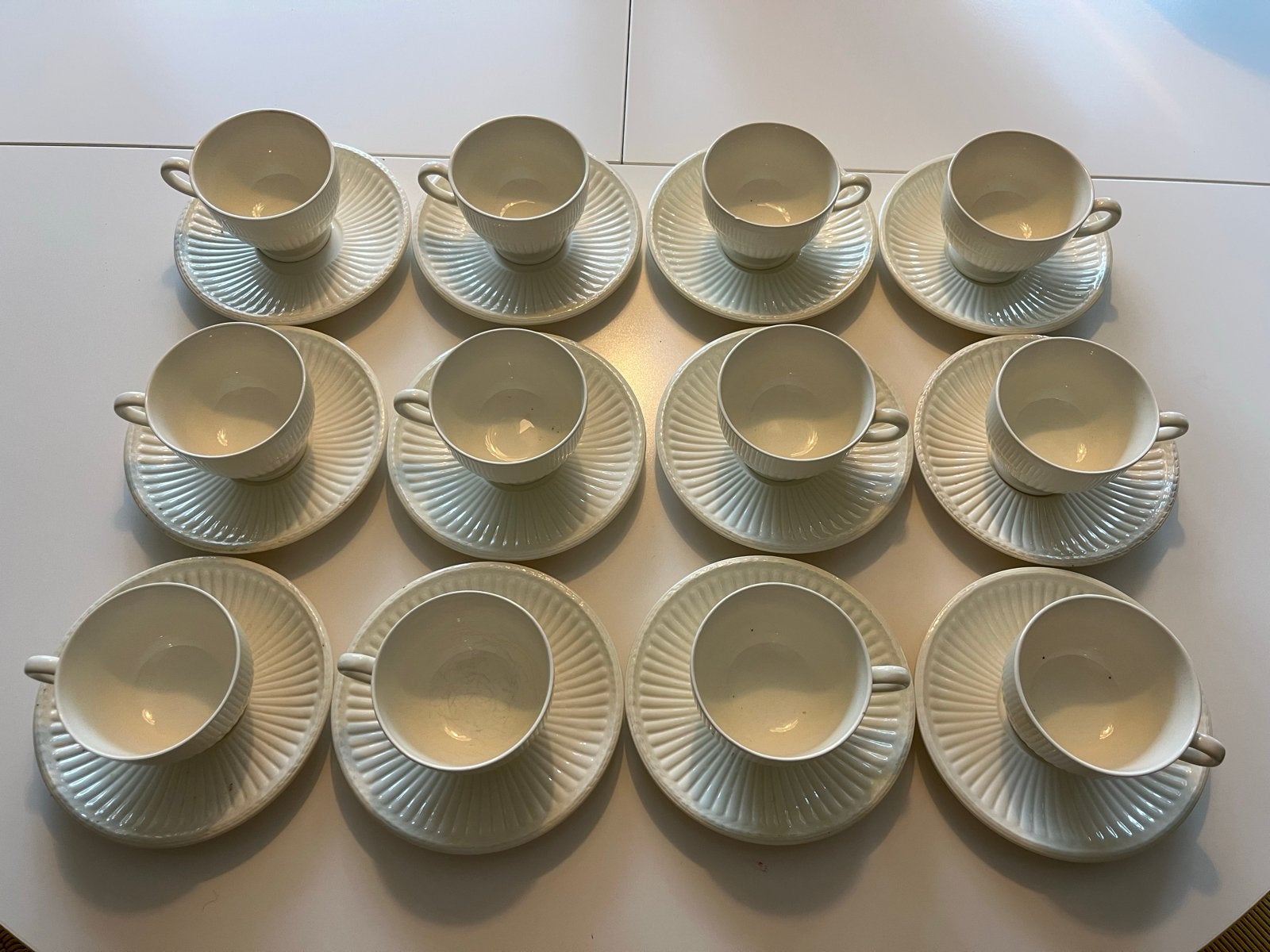 Complete set: 12 Wedgwood Edme theekopjes met schotels, Gebruikt, Keramiek, Vintage, Ophalen of Verzenden