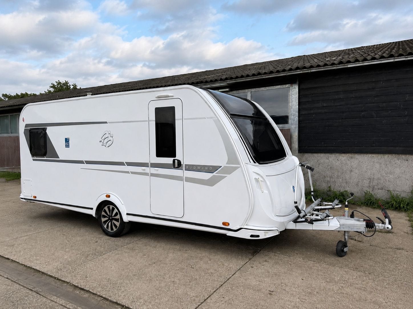 Knaus Sudwind 500 PF 60 Years | Mover, Voortent, ATC, 1800kg, Caravans en Kamperen, Overige typen, Bedrijf, Treinzit, Tot en met 3