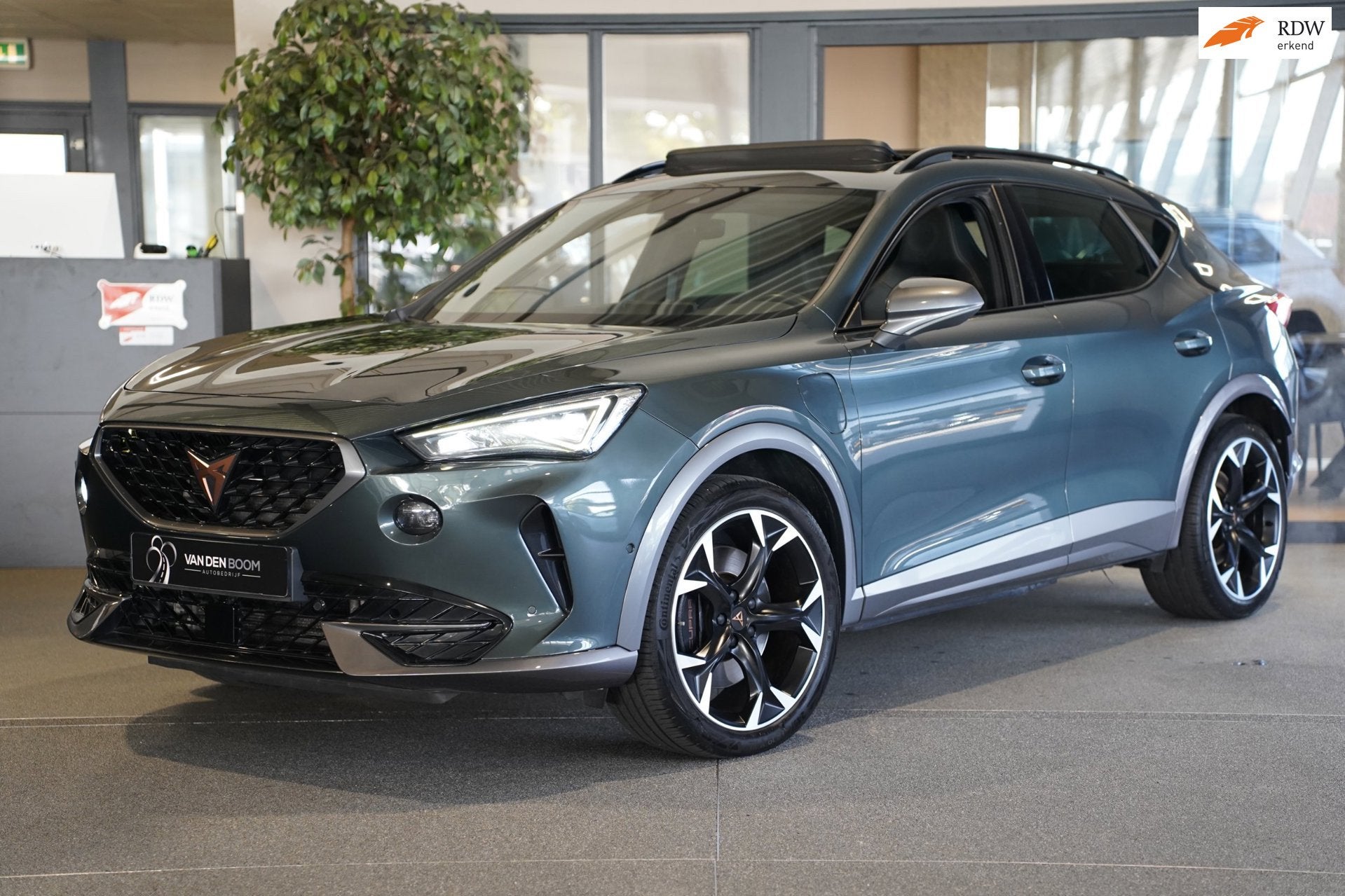 CUPRA Formentor 1.4 e-Hybrid VZ 245PK Pano Trek Leder Led Ac, Auto's, Dealer onderhouden, Gebruikt, Zwart, 4 cilinders