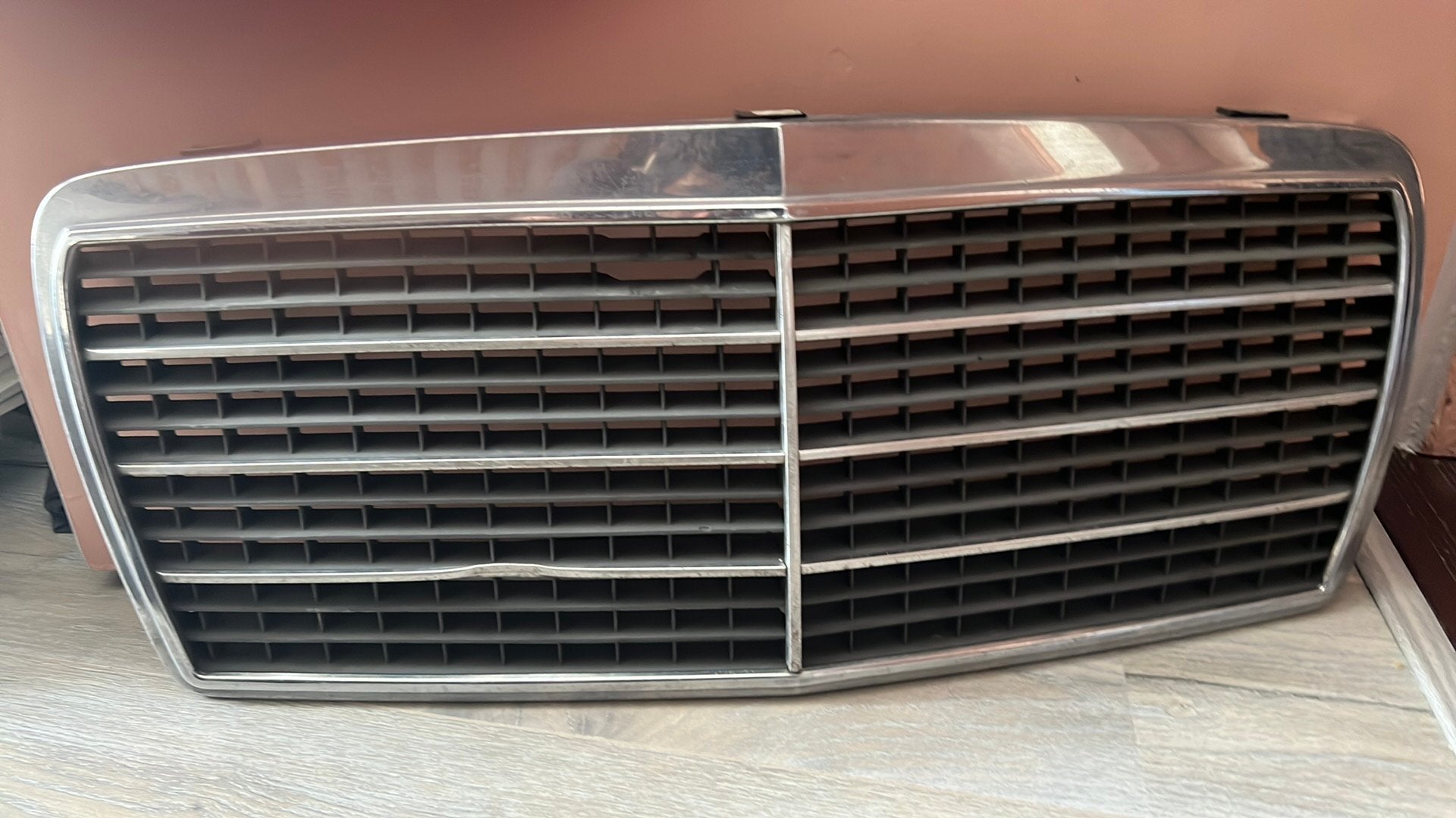 Mercedes w124 grille, Auto-onderdelen, Carrosserie en Plaatwerk, Gebruikt, Voor, Mercedes-Benz, Ophalen of Verzenden