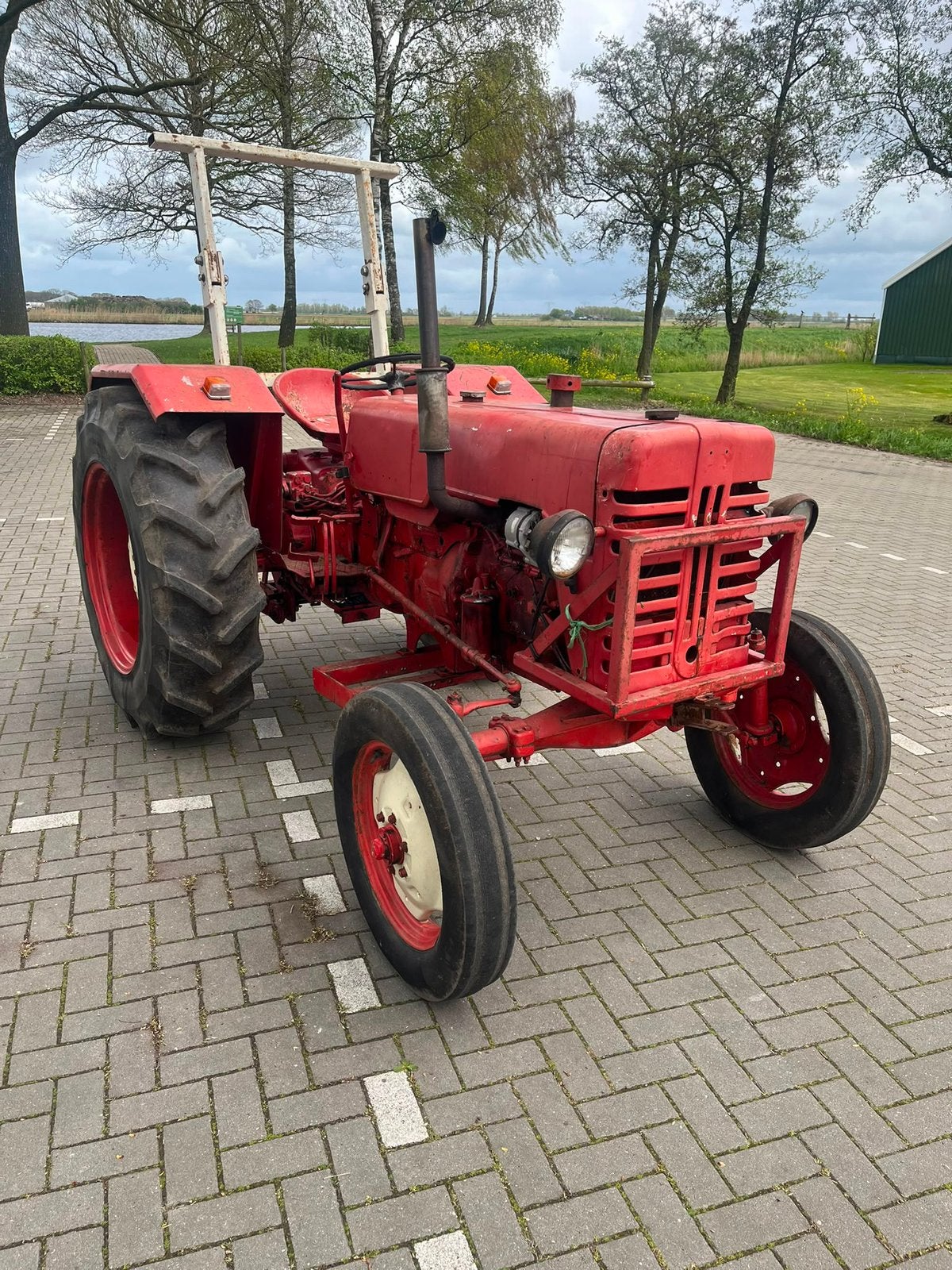 Mc Cormick D439 en plattewagen hooiwagen landbouwwagen, Ophalen, Vee