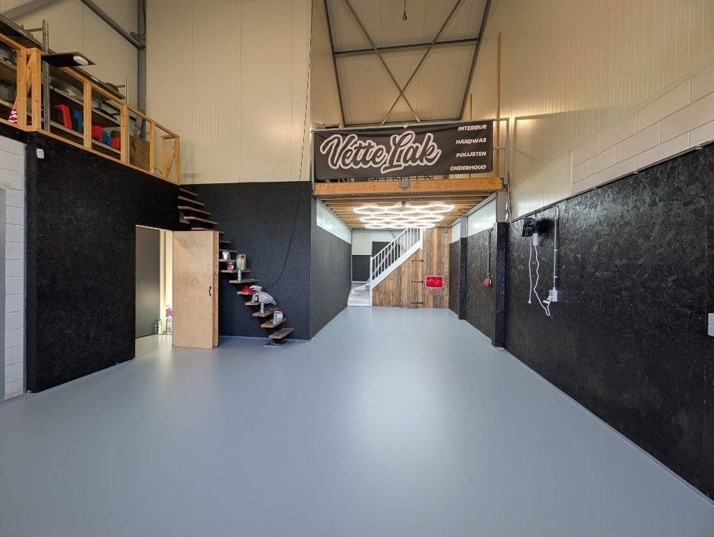 Foto 2 van 40m2 2k Epoxy Garage vloercoating  WIJ STOPPEN - 9 dagen