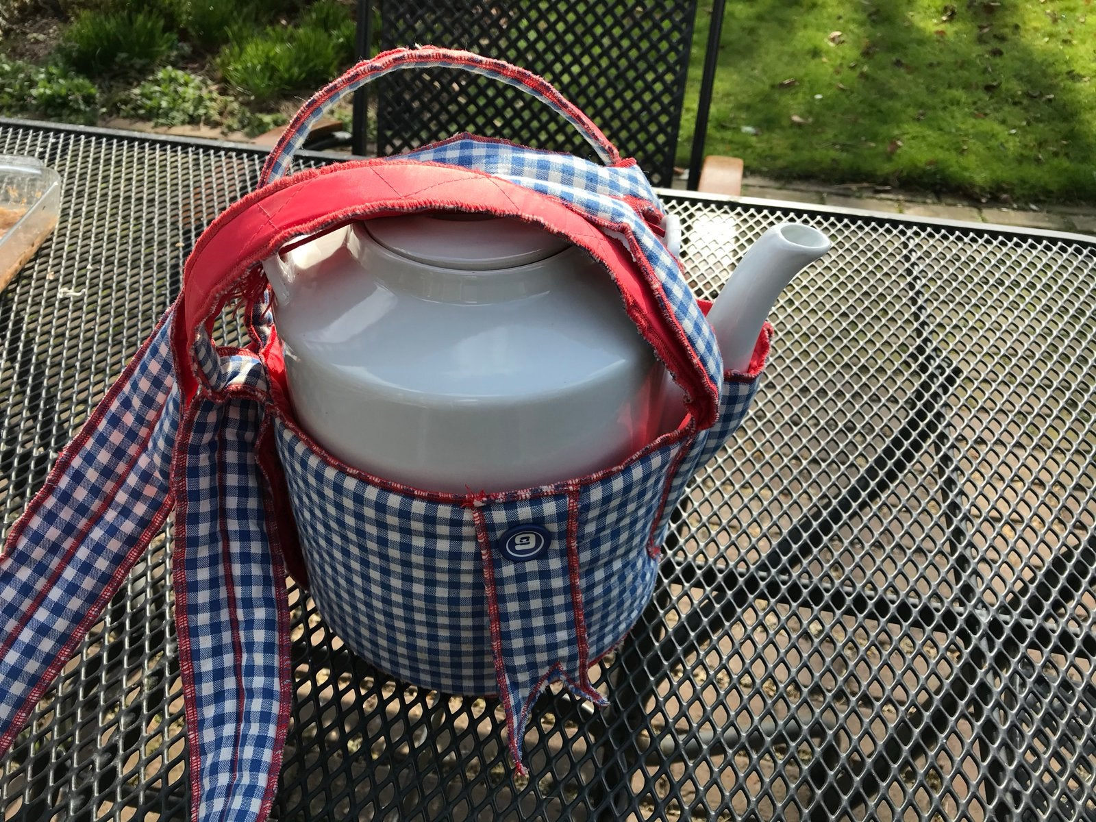Vintage theepot met theemuts - Wit met rood/blauw ruitje, Ophalen of Verzenden, Gebruikt, Steen/keramiek, Wit