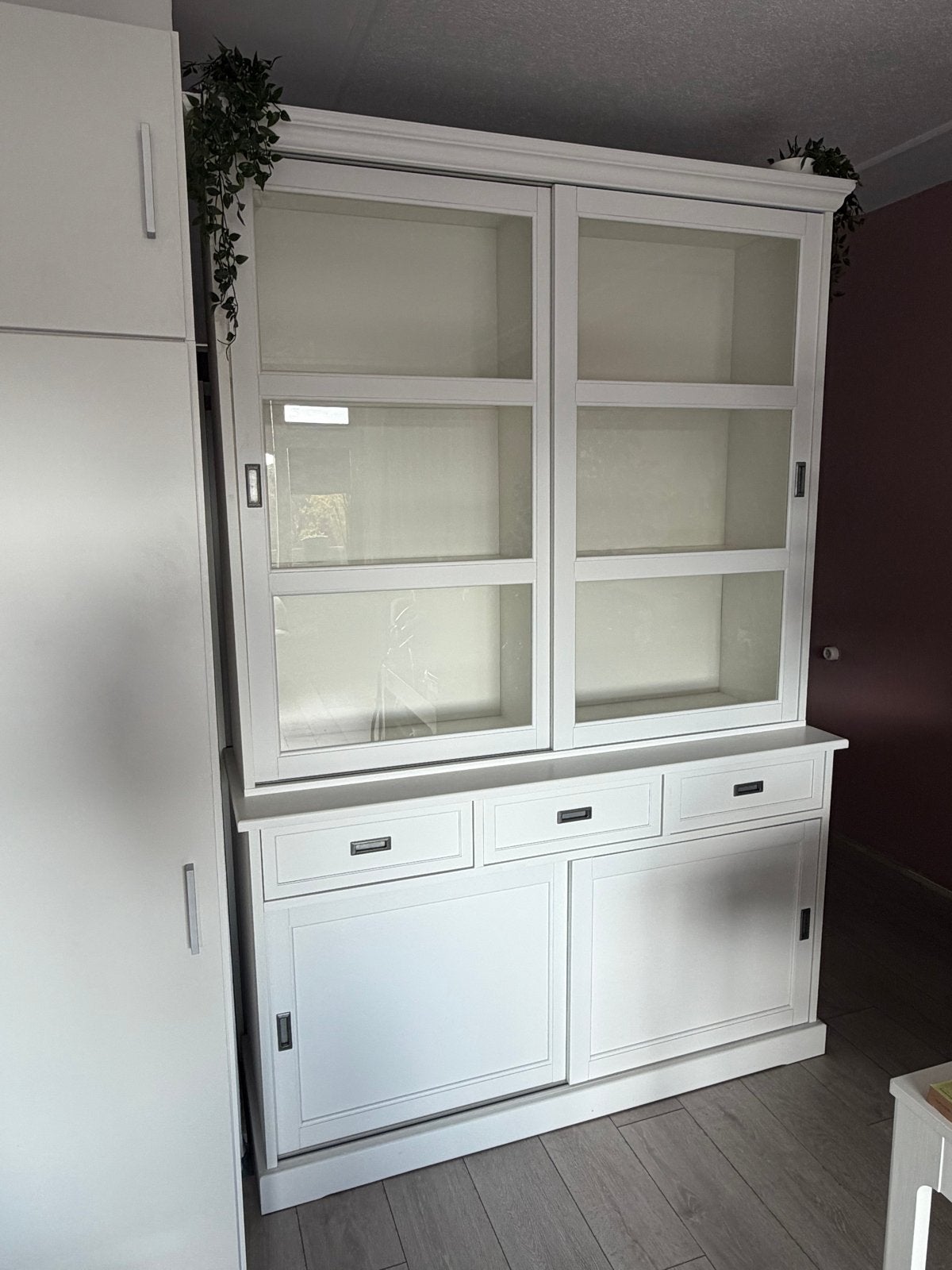 Witte vitrinekast Larsfrid met schuifdeuren en lades, Huis en Inrichting, Ophalen, 200 cm of meer, 150 tot 200 cm, Zo goed als nieuw