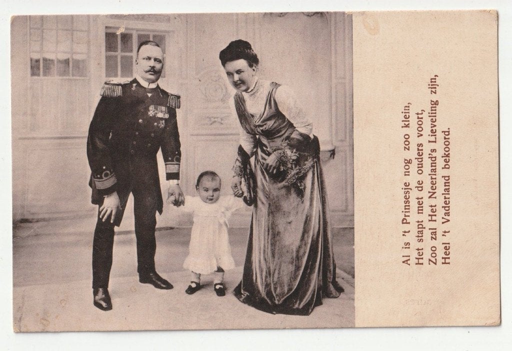 Juliana Hendrik Wilhelmina ansichtkaart met lichte schade, Verzamelen, Koninklijk Huis en Royalty, Gebruikt, Verzenden, Kaart, Foto of Prent