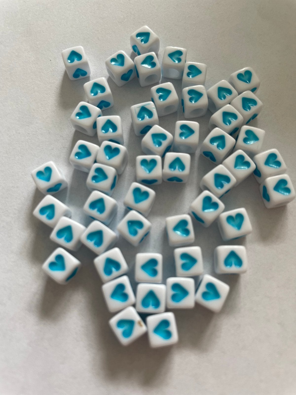 Witte kralen met lichtblauw hartje  - DIY Sieraden Maken, Hobby en Vrije tijd, Kralen en Sieraden maken, Ophalen of Verzenden