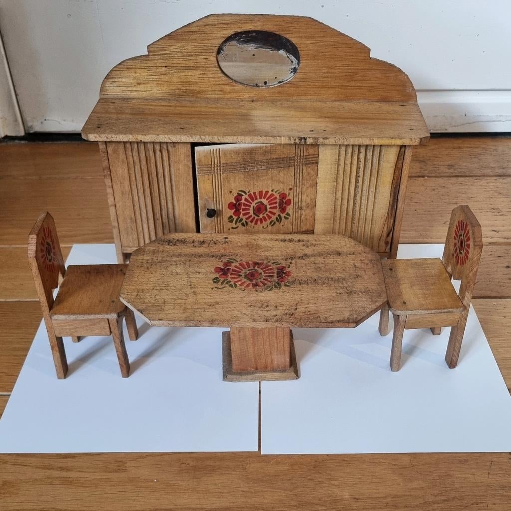 Houten miniatuur meubels - Tafel met stoelen en kast, Ophalen of Verzenden, Gebruikt