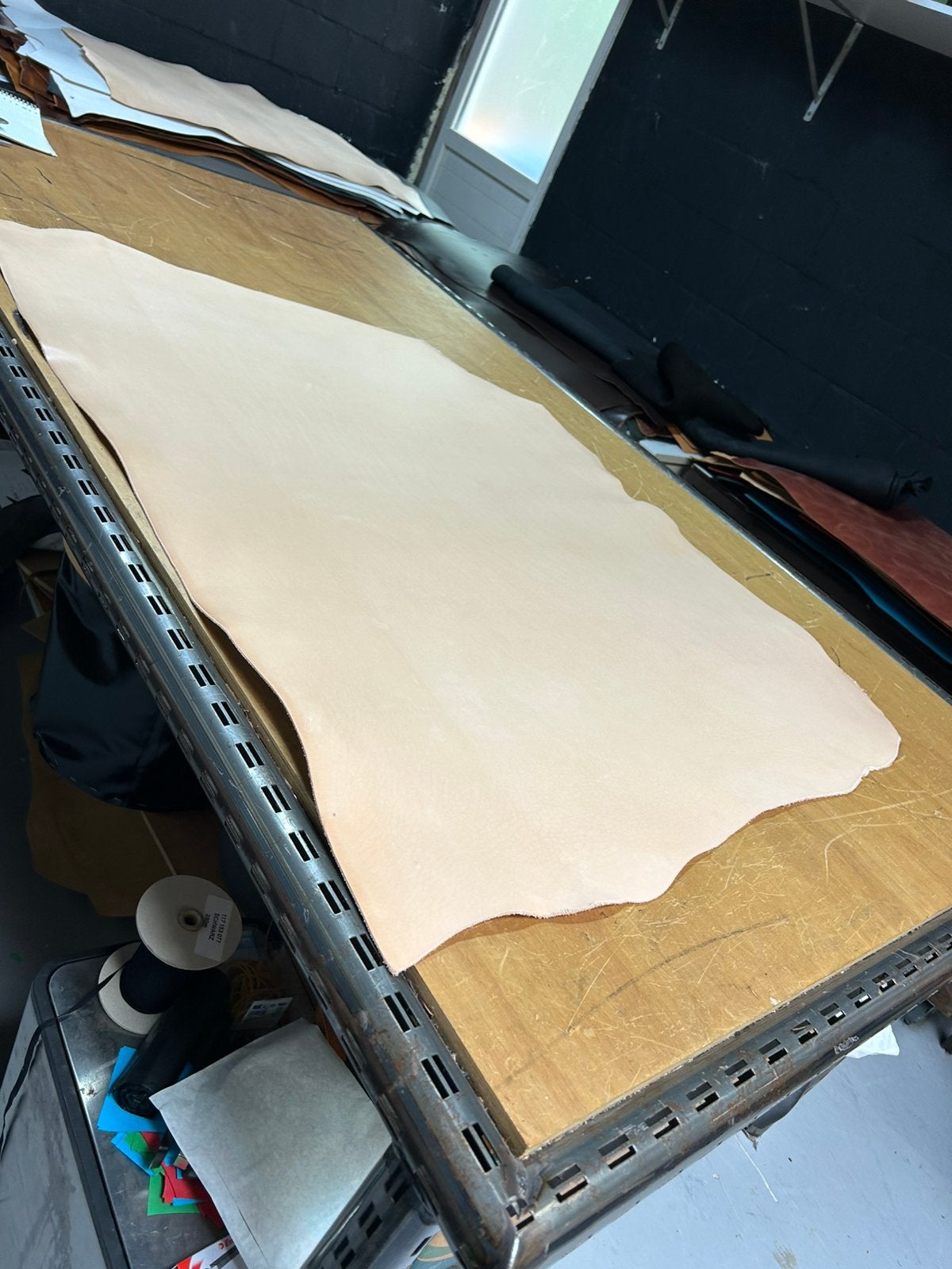 Naturel hele tuigleer 2 mm dikte half soepel N-5, Leer of Kunstleer, Ophalen of Verzenden, Zo goed als nieuw, 30 tot 120 cm