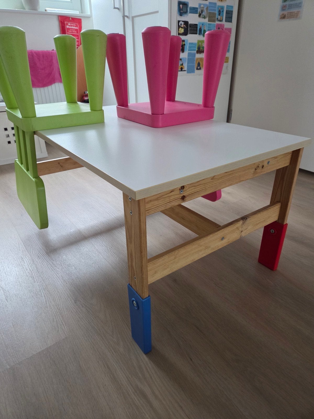 IKEA SANSAD kindertafel met 2 MAMMUT stoelen, Ophalen, Gebruikt, Tafel(s) en Stoel(en)