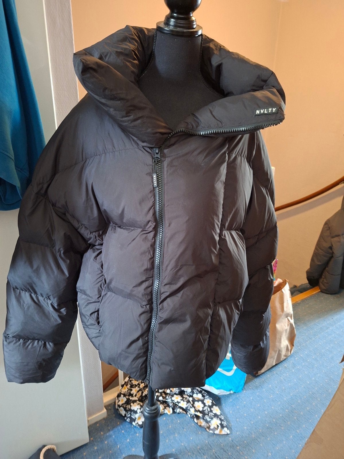 NVLTY Zwarte Puffer Jas Maat M - Zo goed als nieuw, Maat 38/40 (M), NVLTY, Zwart, Ophalen of Verzenden