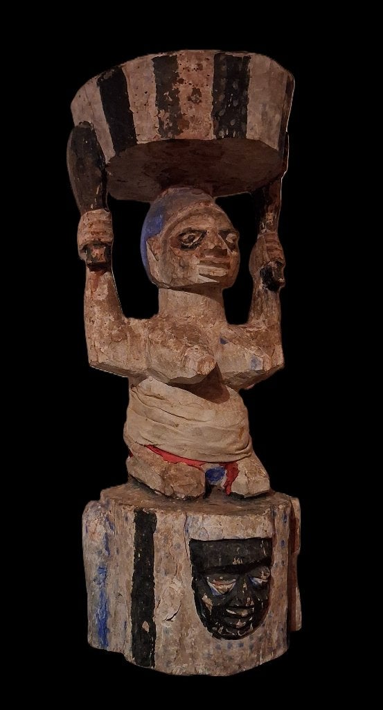 Yoruba Offerschaal (Arugba), Antiek en Kunst, Afrika, 53 cm, Ophalen of Verzenden, Meerkleurig