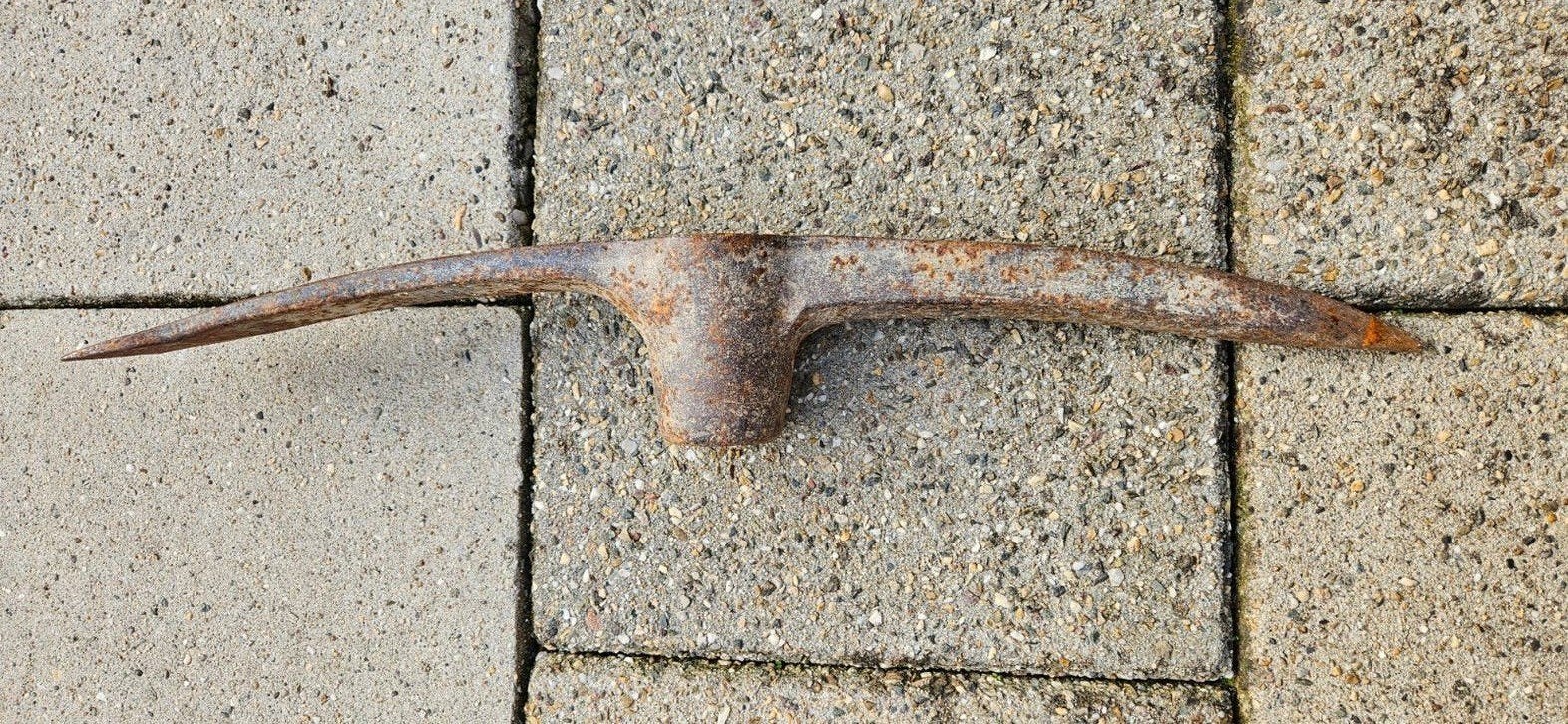 Oude roestige houweel - Vintage gereedschap, Doe-het-zelf en Verbouw, Ophalen, Gebruikt