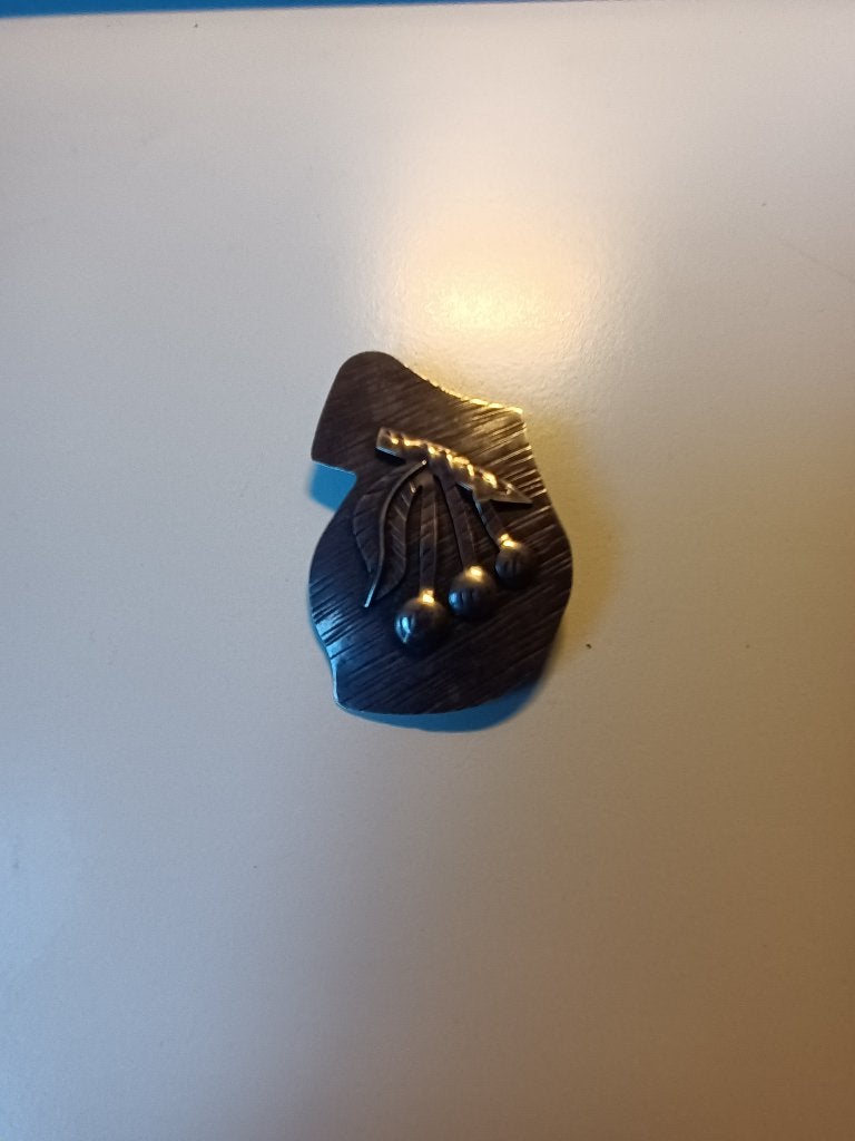 Aparte broche/Cherries/Zilver/ KERS op de borst!!, Ophalen of Verzenden, Zo goed als nieuw, Zilver, Zilver