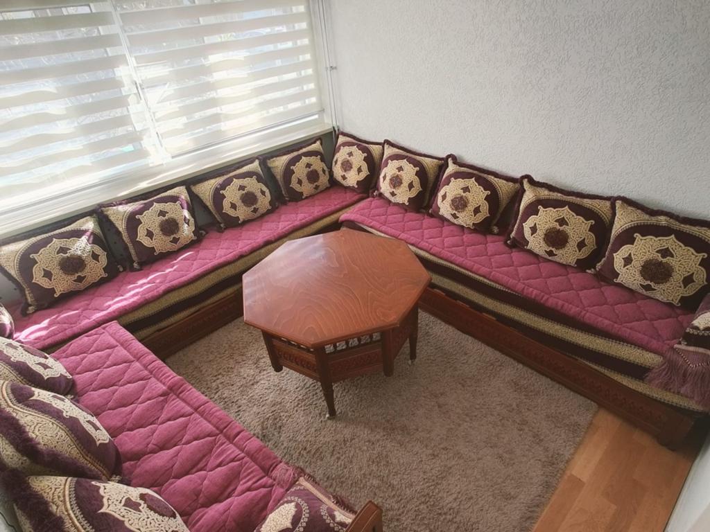 Prachtige Marokkaanse Bank/Zithoek met Salontafel, Ophalen of Verzenden, Zo goed als nieuw