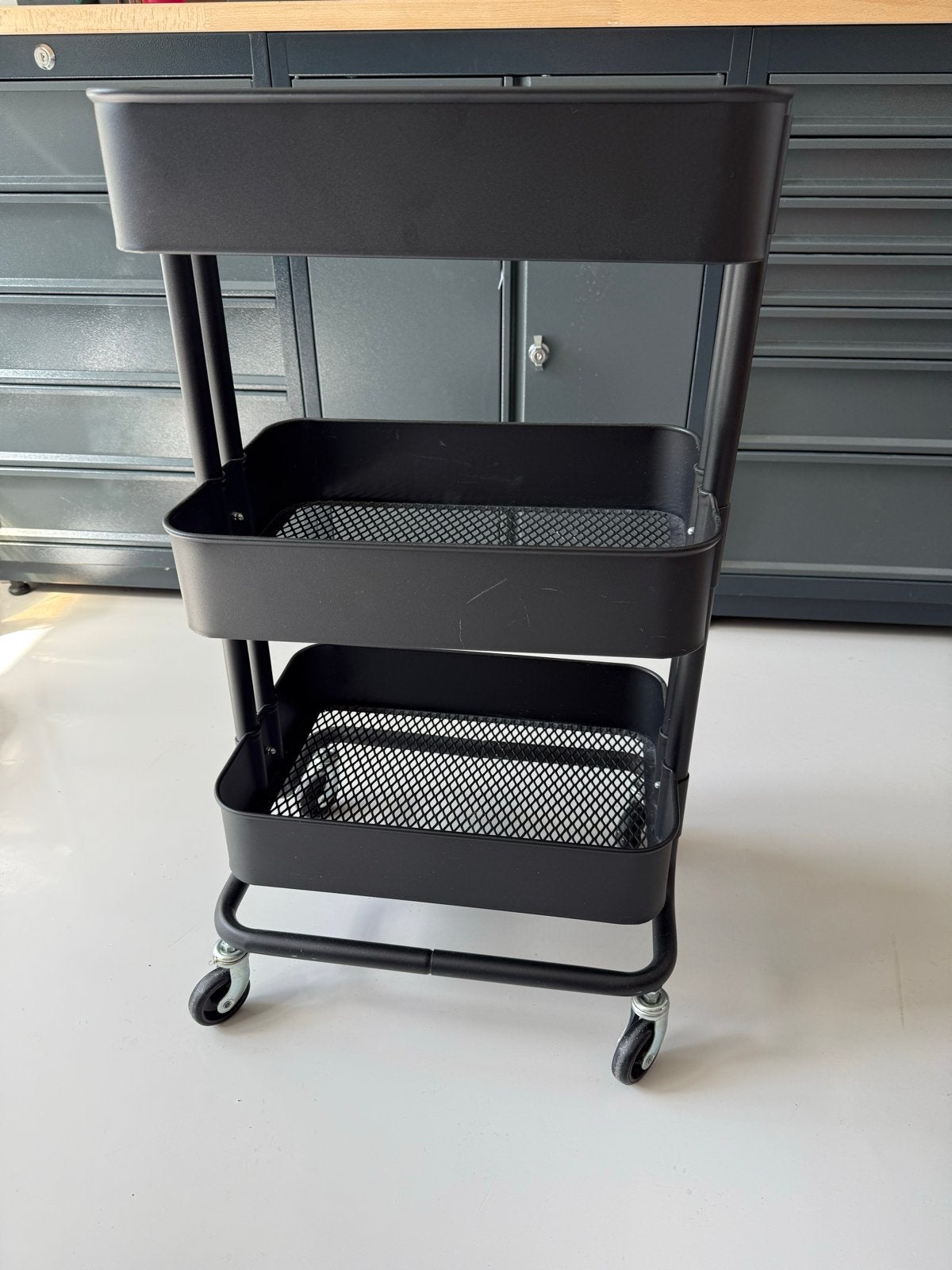 Zwarte metalen rolwagen met 3 planken, Ophalen, Zo goed als nieuw