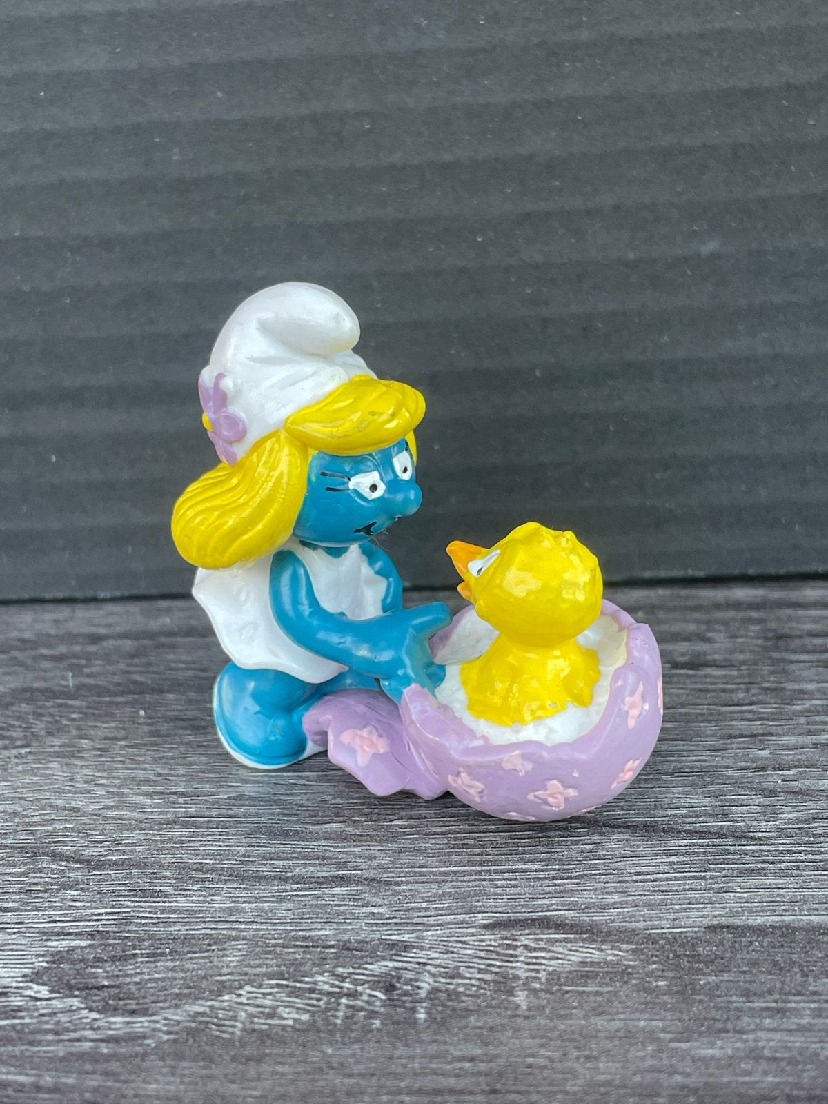Smurfin met kuiken in ei - Vintage Smurf Figuur, Verzamelen, Ophalen of Verzenden, Gebruikt, Smurfin, Poppetje, Figuurtje of Knuffel