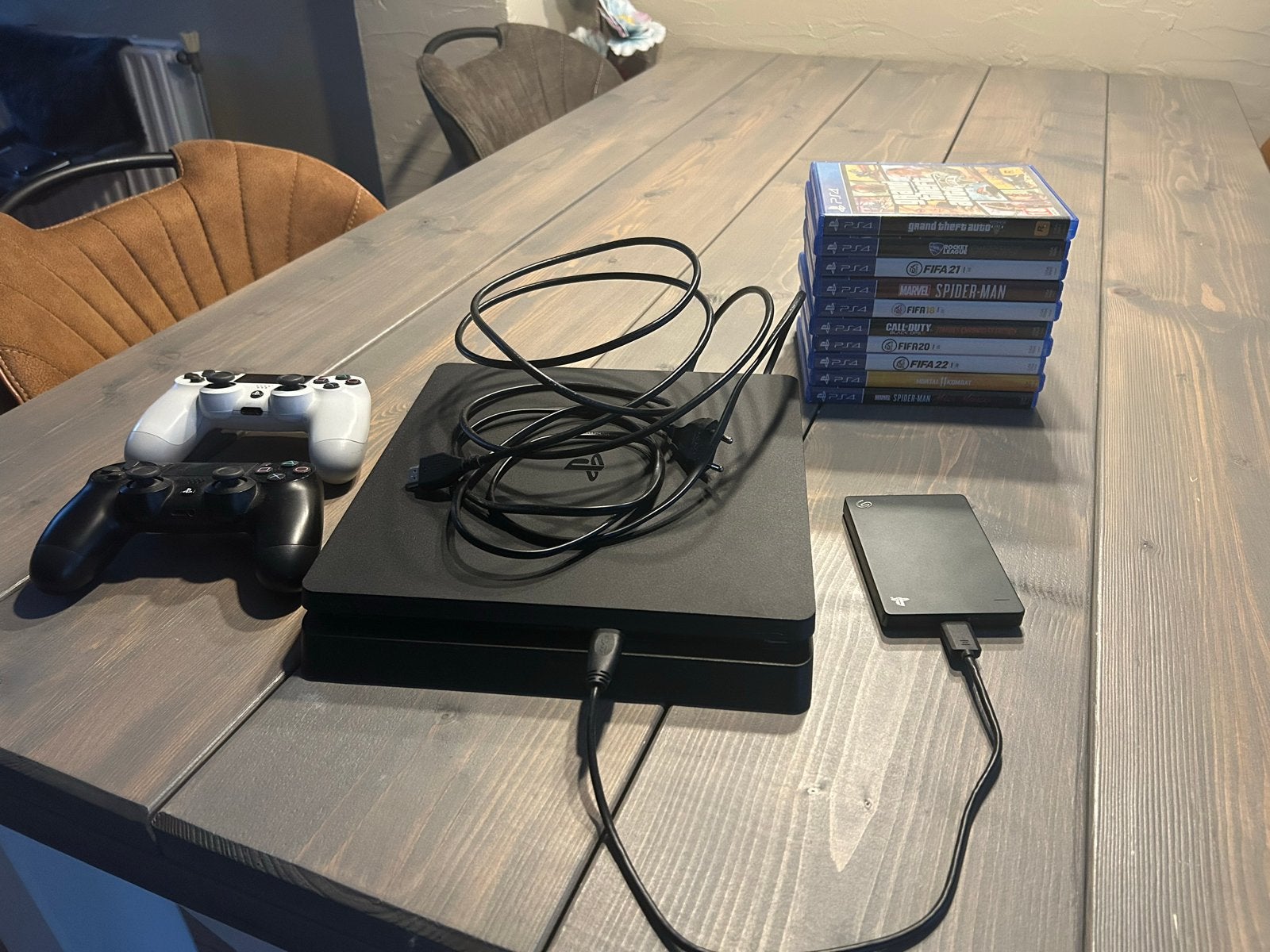 PlayStation 4 Slim met 2 controllers, 1TB HDD en 9 games, Ophalen, Gebruikt, Vanaf 18 jaar, Overige genres