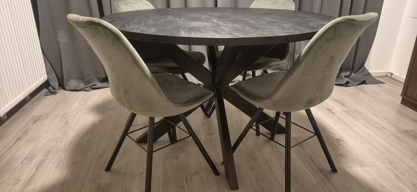 Moderne ronde eettafel met 4 stoelen, Huis en Inrichting, Rond, Zo goed als nieuw, Vier personen, Modern, Eigentijds