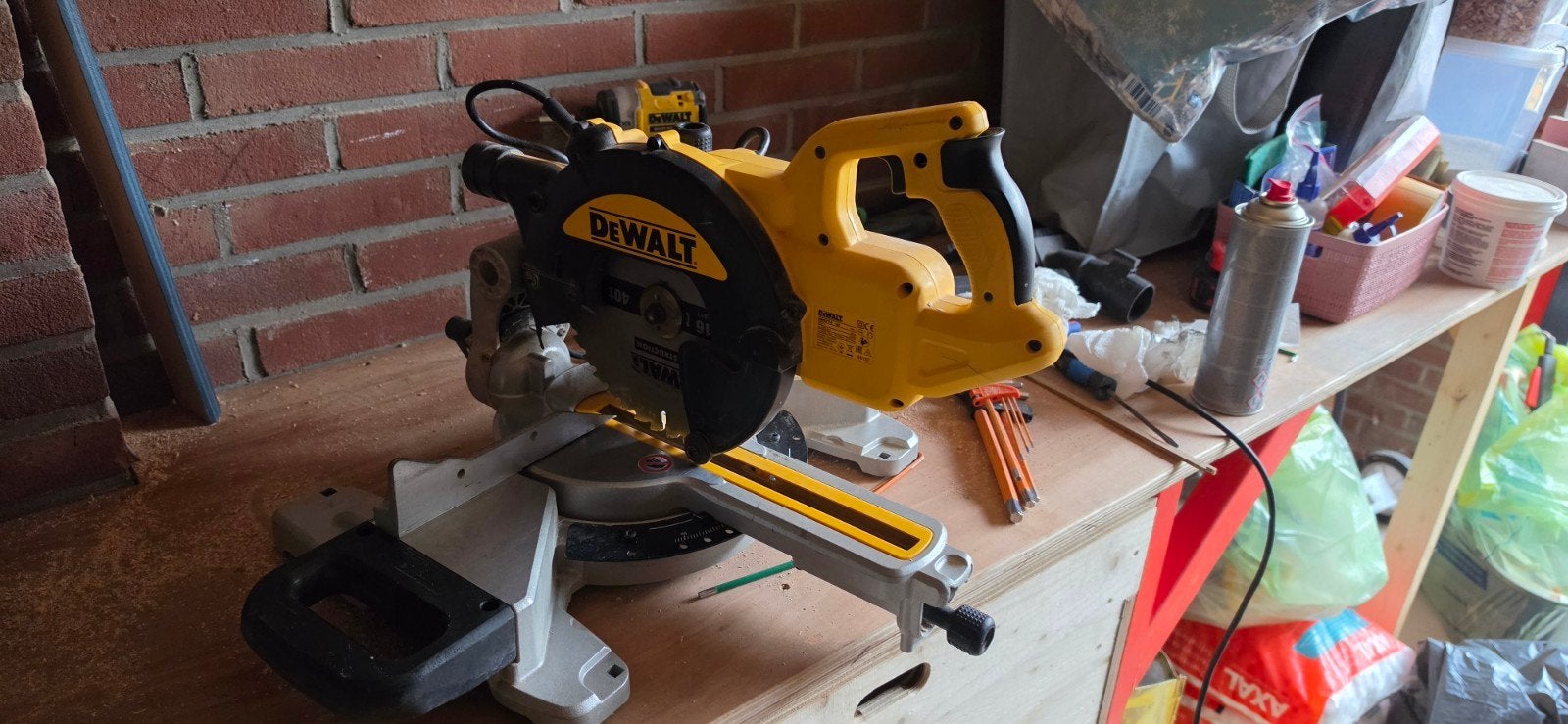 DeWalt DWS774 Afkortzaag - Krachtig en Nauwkeurig, Doe-het-zelf en Verbouw, Gereedschap | Zaagmachines, Ophalen, Gebruikt, DeWalt