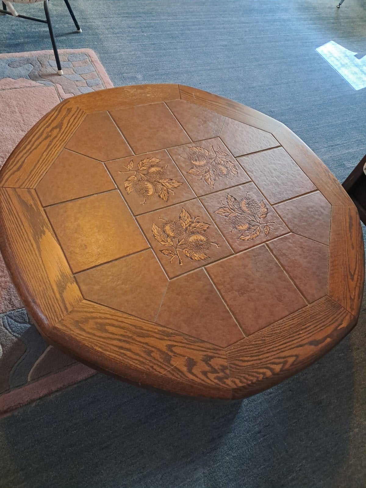 Unieke houten salontafel met tegels en bloemmotief, Huis en Inrichting, Ophalen, 50 – 75, Gebruikt, 50 tot 100 cm