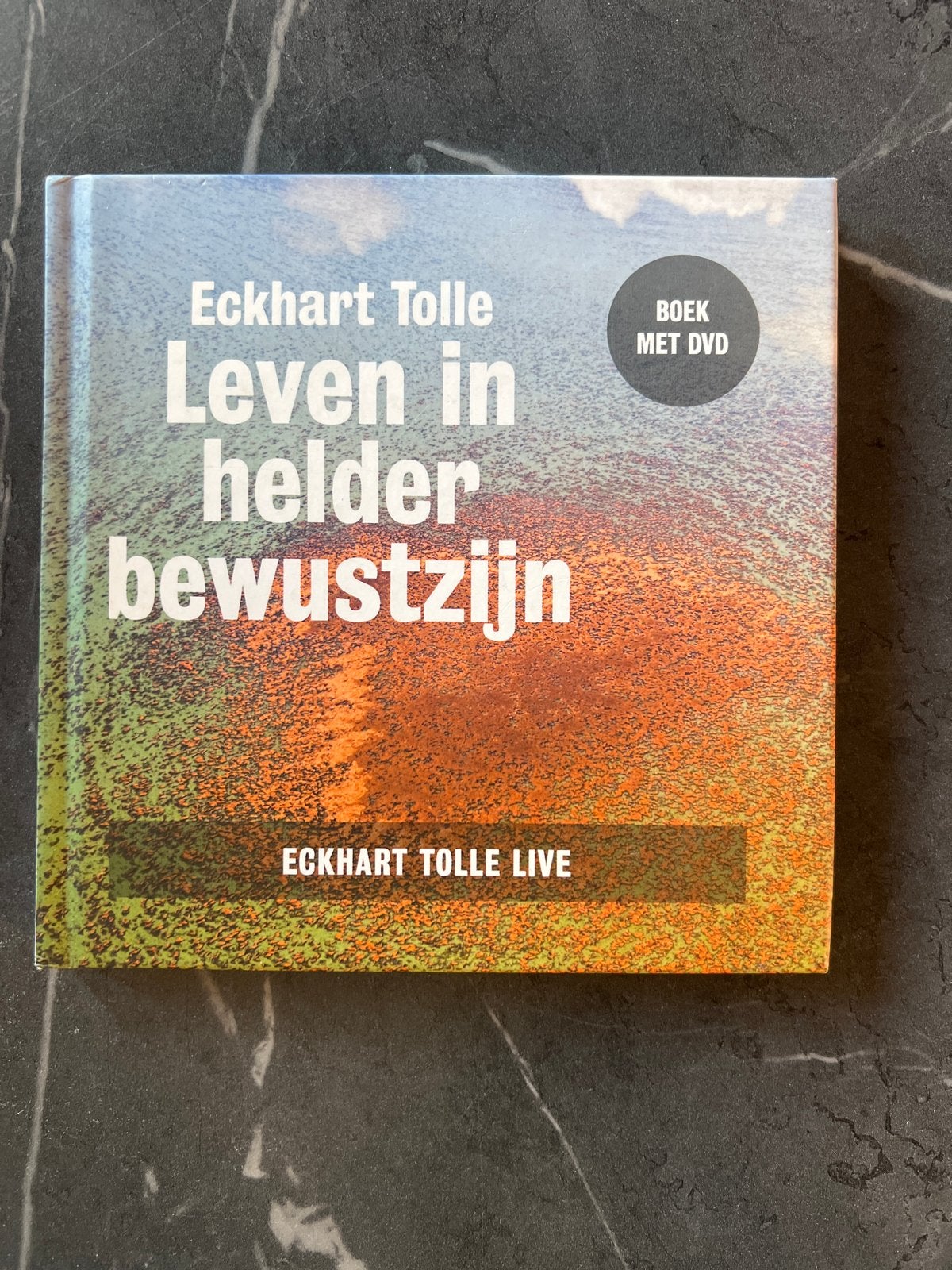 Eckhart Tolle - Leven in helder bewustzijn (Boek + DVD), Ophalen of Verzenden, Zo goed als nieuw, Spiritualiteit algemeen, Achtergrond en Informatie