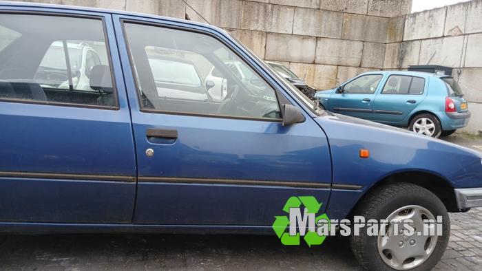 Portier 4Deurs rechts-voor van een Peugeot 205, Auto-onderdelen, Gebruikt, -, Deur, -