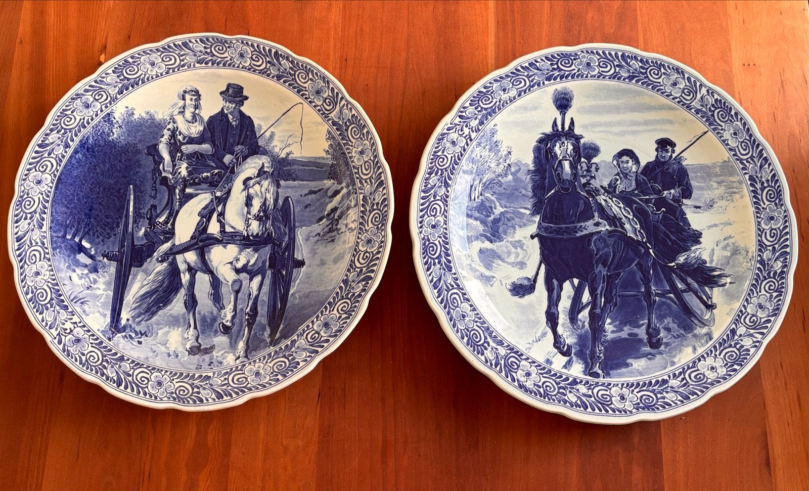 Twee Delftsblauwe sierborden met koets scènes, Ophalen