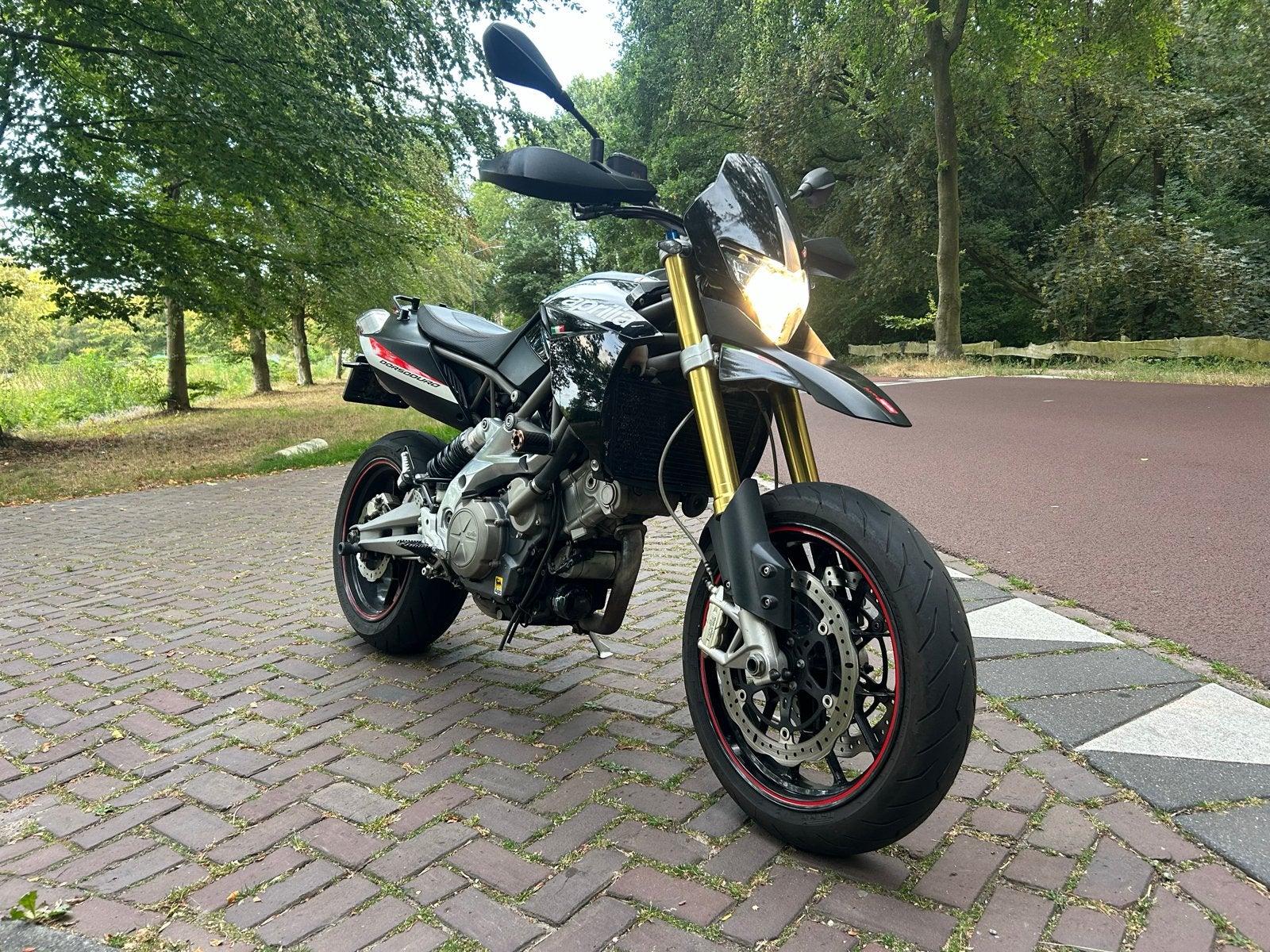 Aprilia Dorsoduro 750 2010 - Supermoto met Akrapovic, Motoren, Ophalen