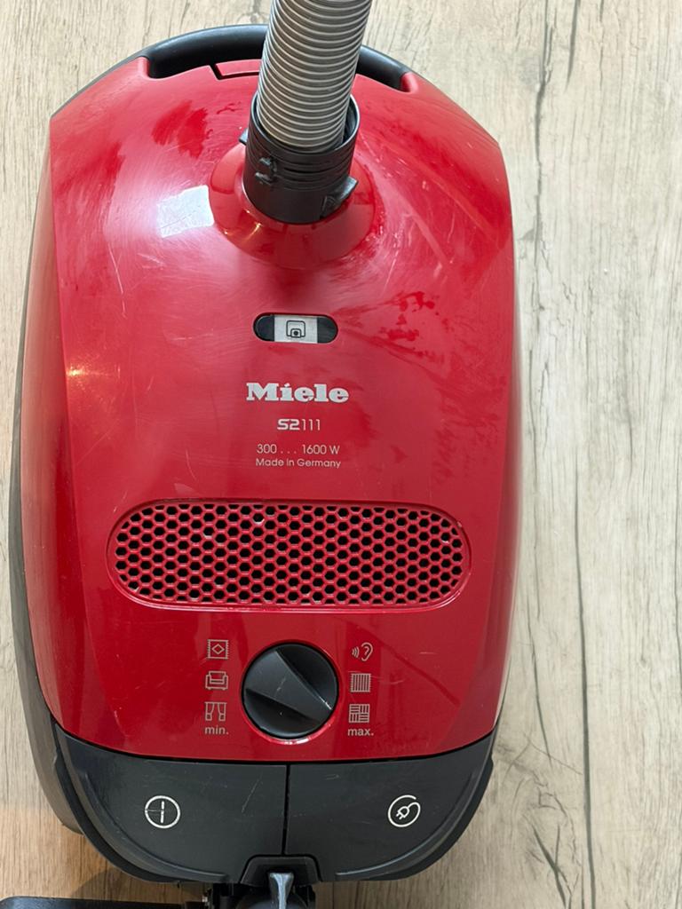 Miele S2111 Sledestofzuiger - Rood, 1600W, Witgoed en Apparatuur, Stofzuigers, Gebruikt, Miele, 1200 tot 1600 watt, Ophalen