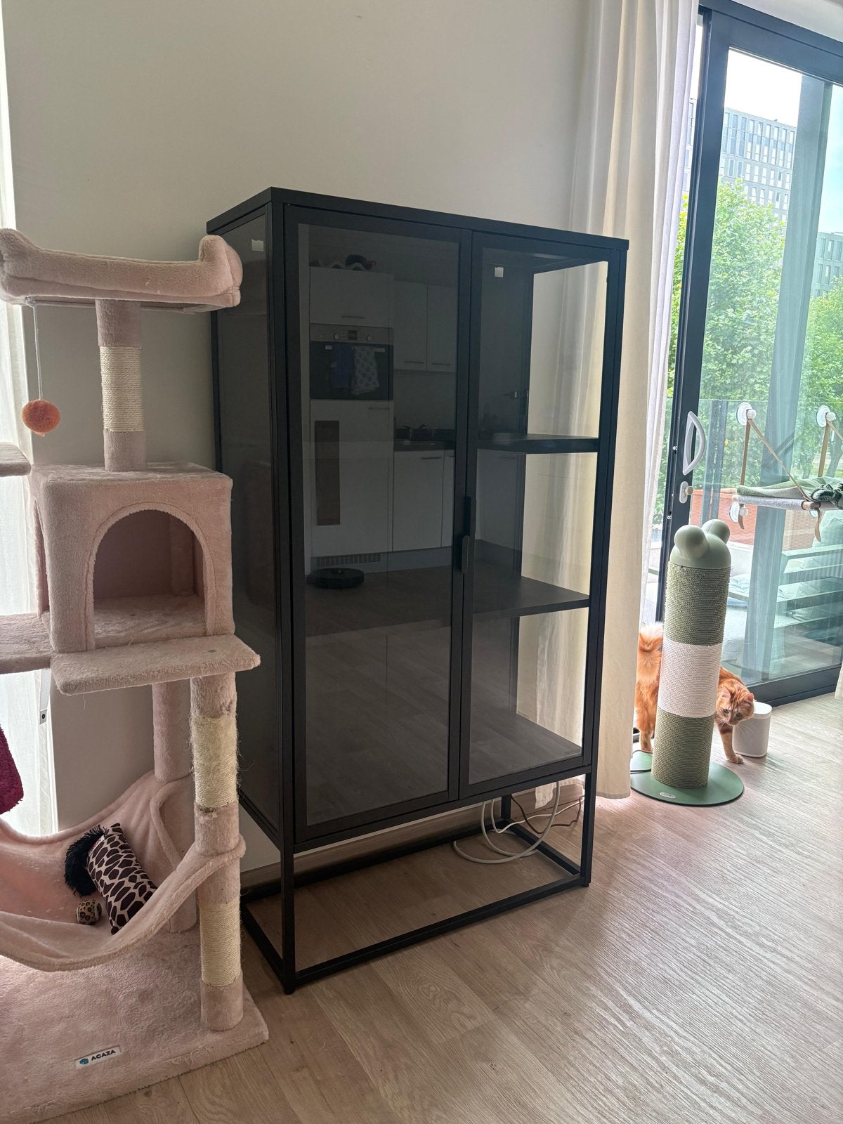 JYSK Vitrinekast Zwart - Staal en Glas - Goede Staat, Huis en Inrichting, Kasten | Vitrinekasten, Ophalen, 50 tot 100 cm, 150 tot 200 cm