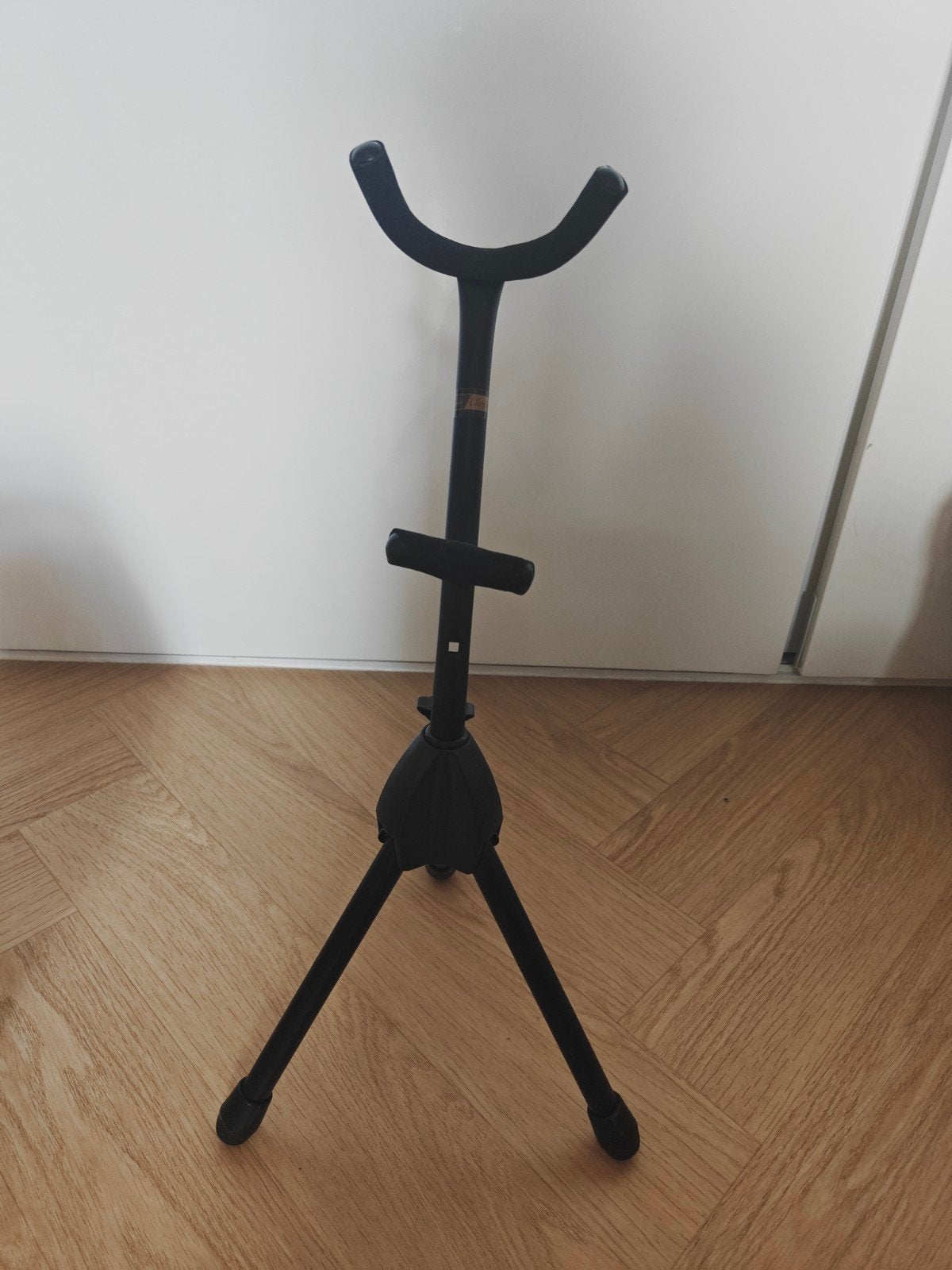 Saxophoon standaard - Zwart, Opvouwbaar, Ophalen of Verzenden, Gebruikt, Instrumentstandaard, Gitaar